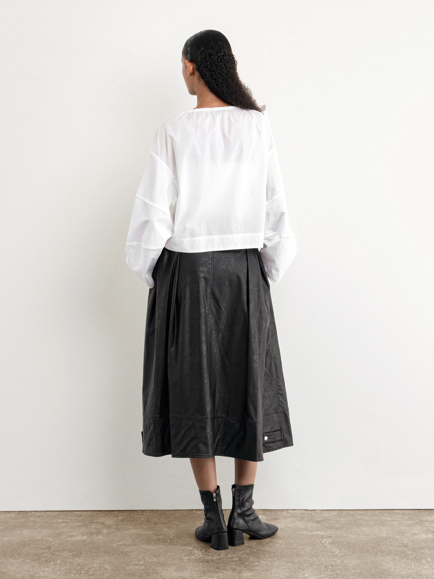 モデル身長177cm、着用サイズ2、着用カラーWHITE