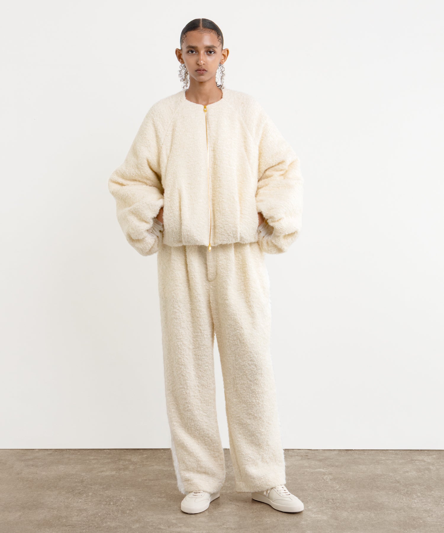 モデル身長177cm、着用サイズ2、着用カラーIVORY