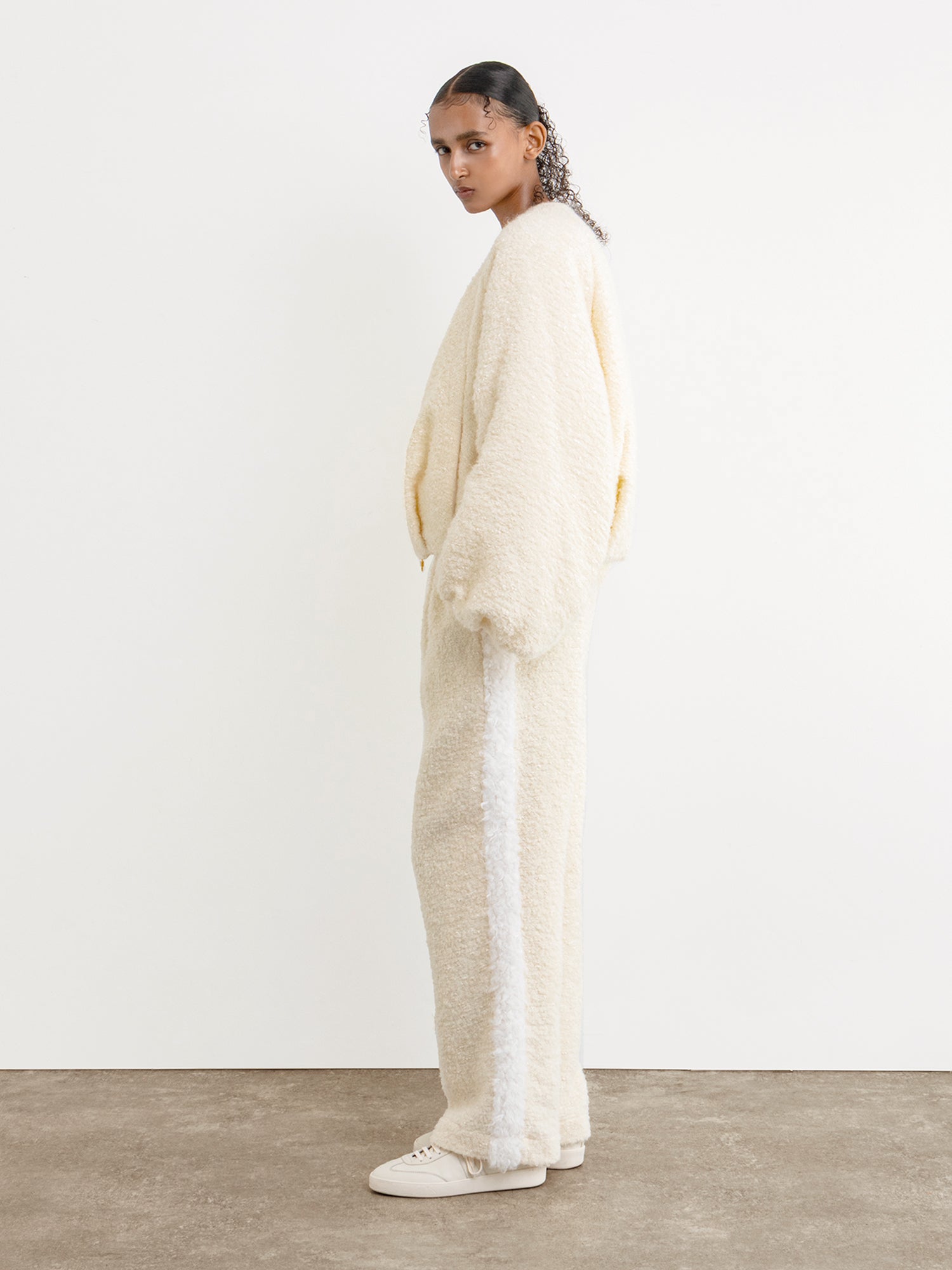 モデル身長177cm、着用サイズ2、着用カラーIVORY