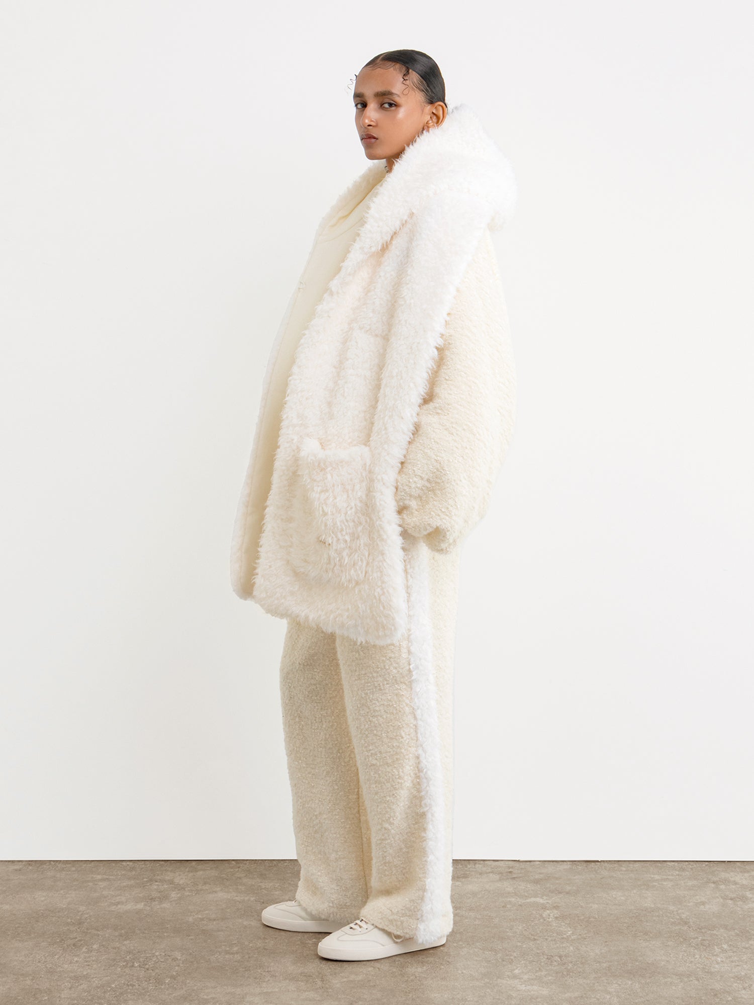モデル身長177cm、着用サイズF、着用カラーWHITE