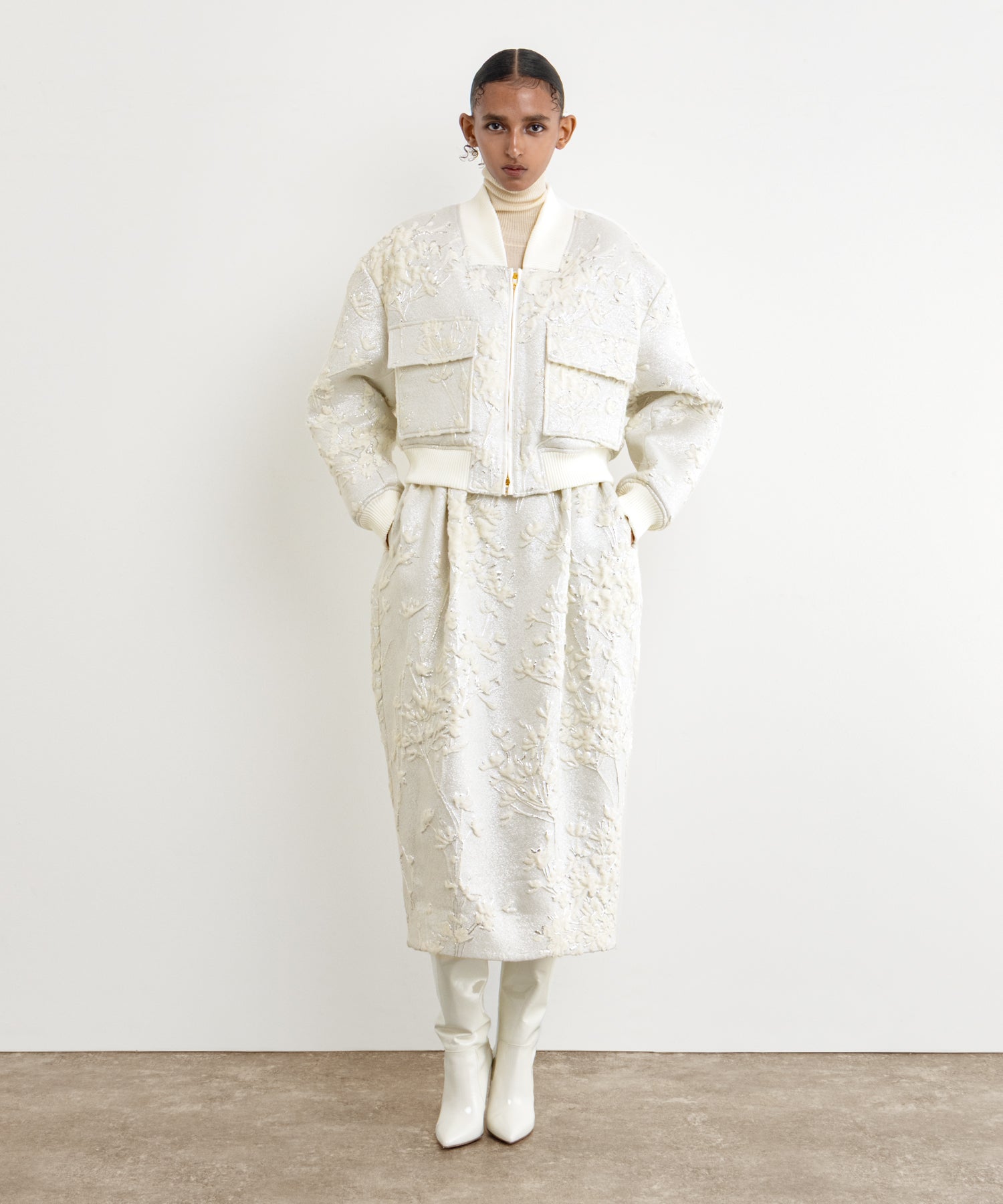 モデル身長177cm、着用サイズ2、着用カラーWHITE