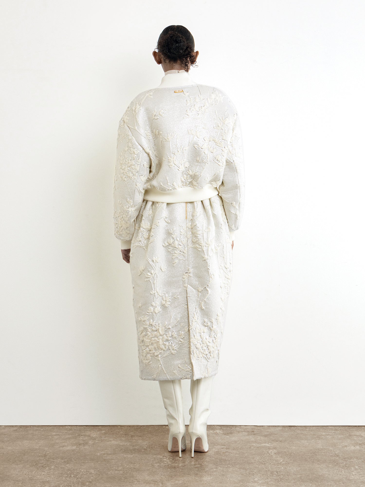 モデル身長177cm、着用サイズ2、着用カラーWHITE