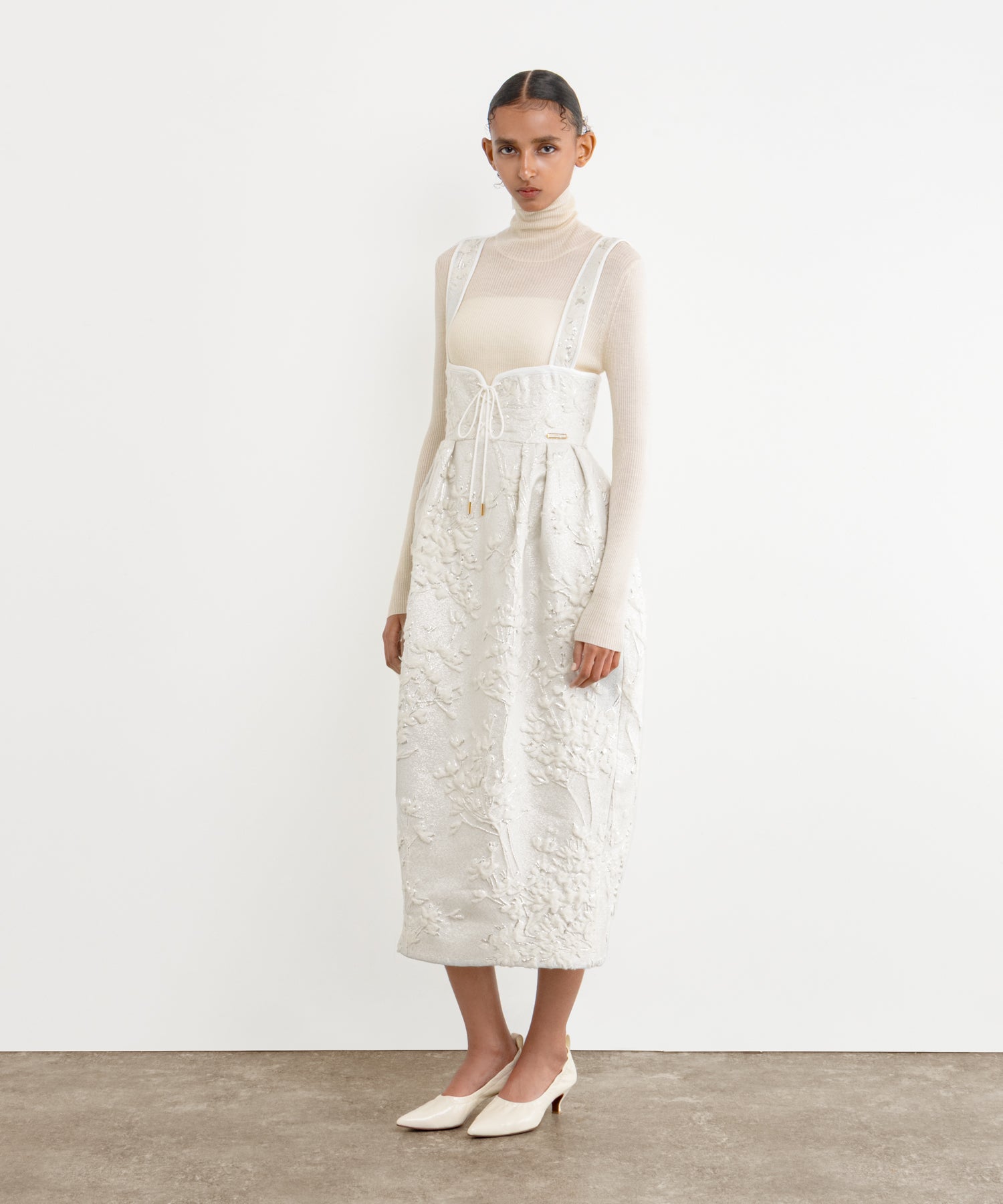 モデル身長177cm、着用サイズ2、着用カラーWHITE