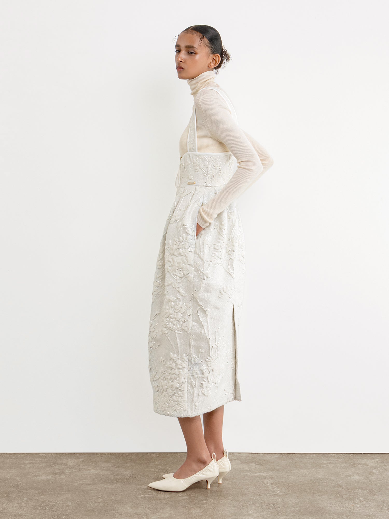 モデル身長177cm、着用サイズ2、着用カラーWHITE