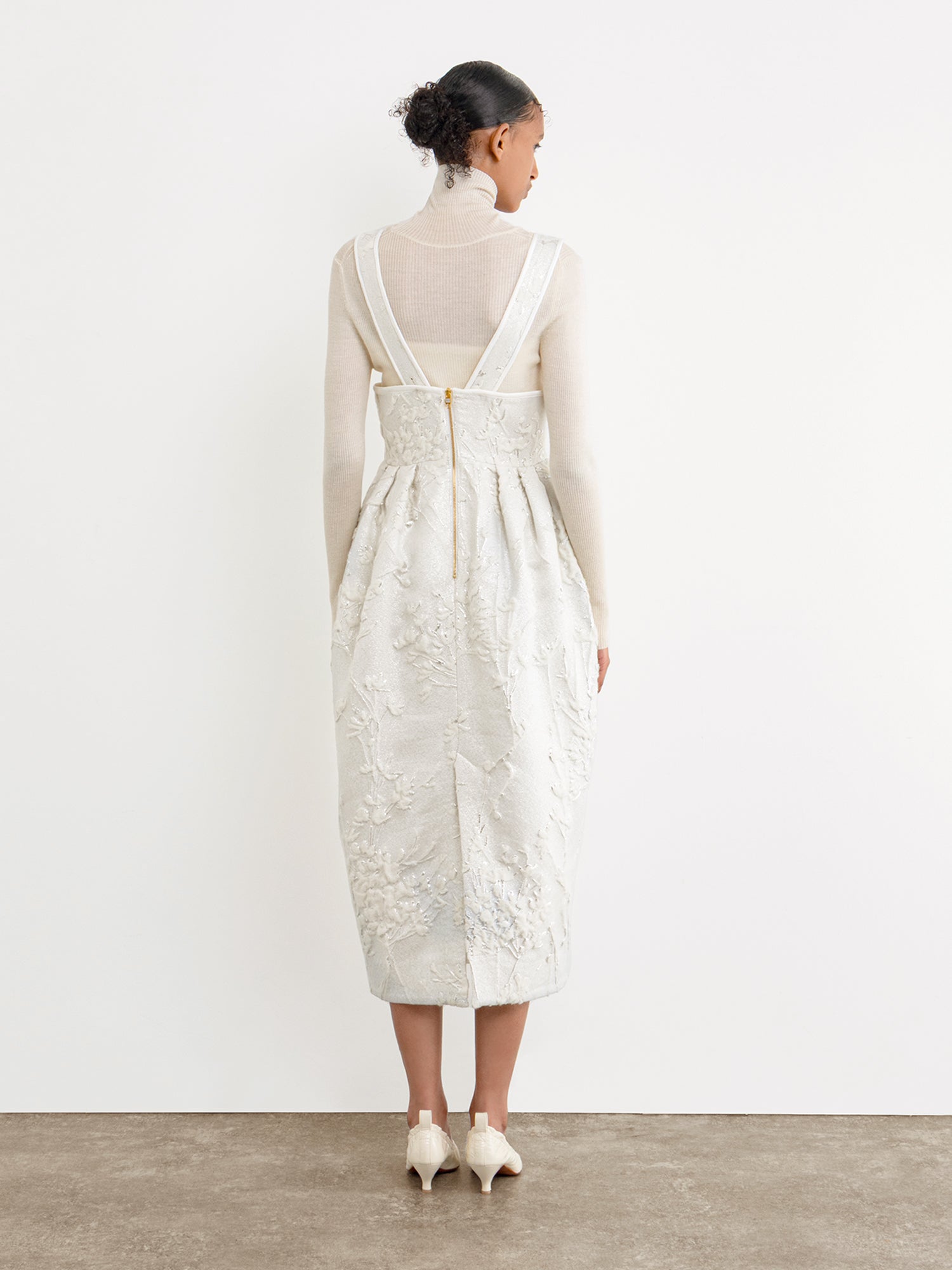 モデル身長177cm、着用サイズ2、着用カラーWHITE