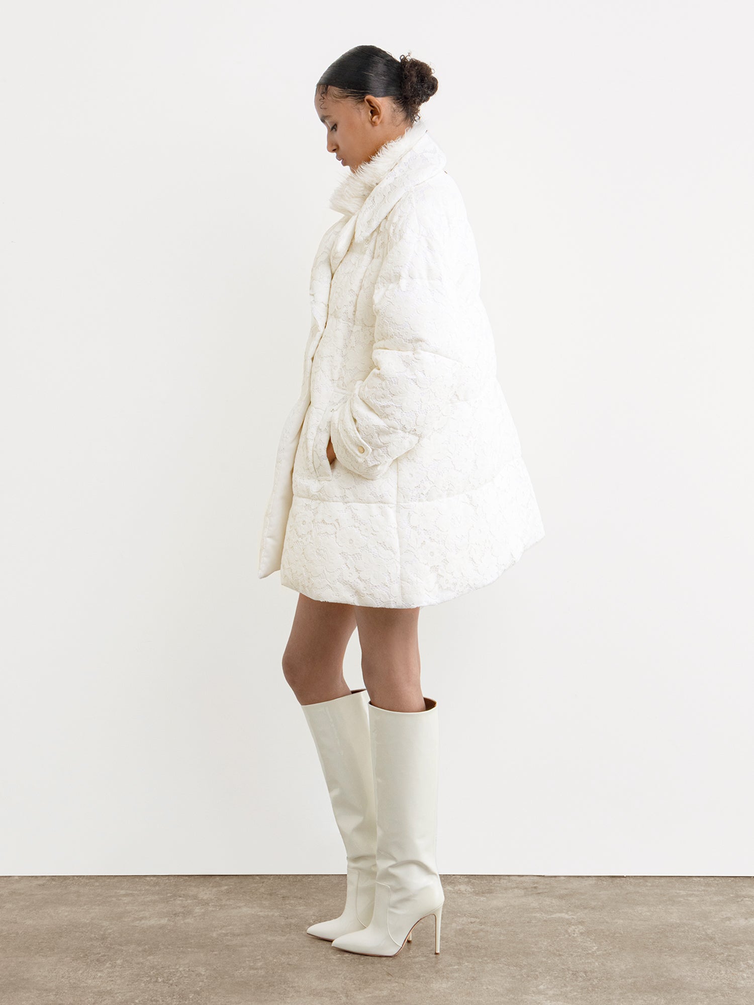 モデル身長177cm、着用サイズ2、着用カラーWHITE