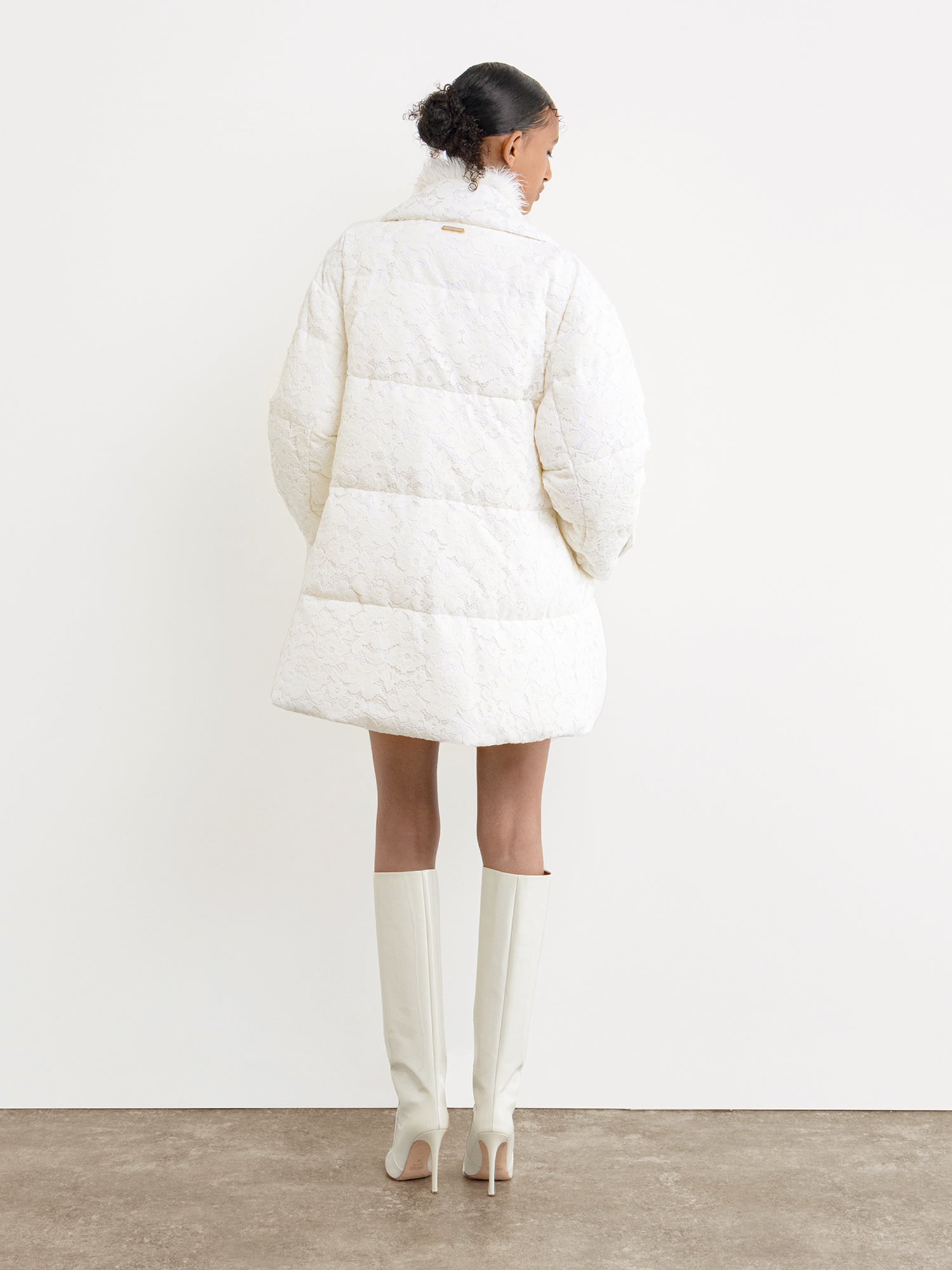 モデル身長177cm、着用サイズ2、着用カラーWHITE