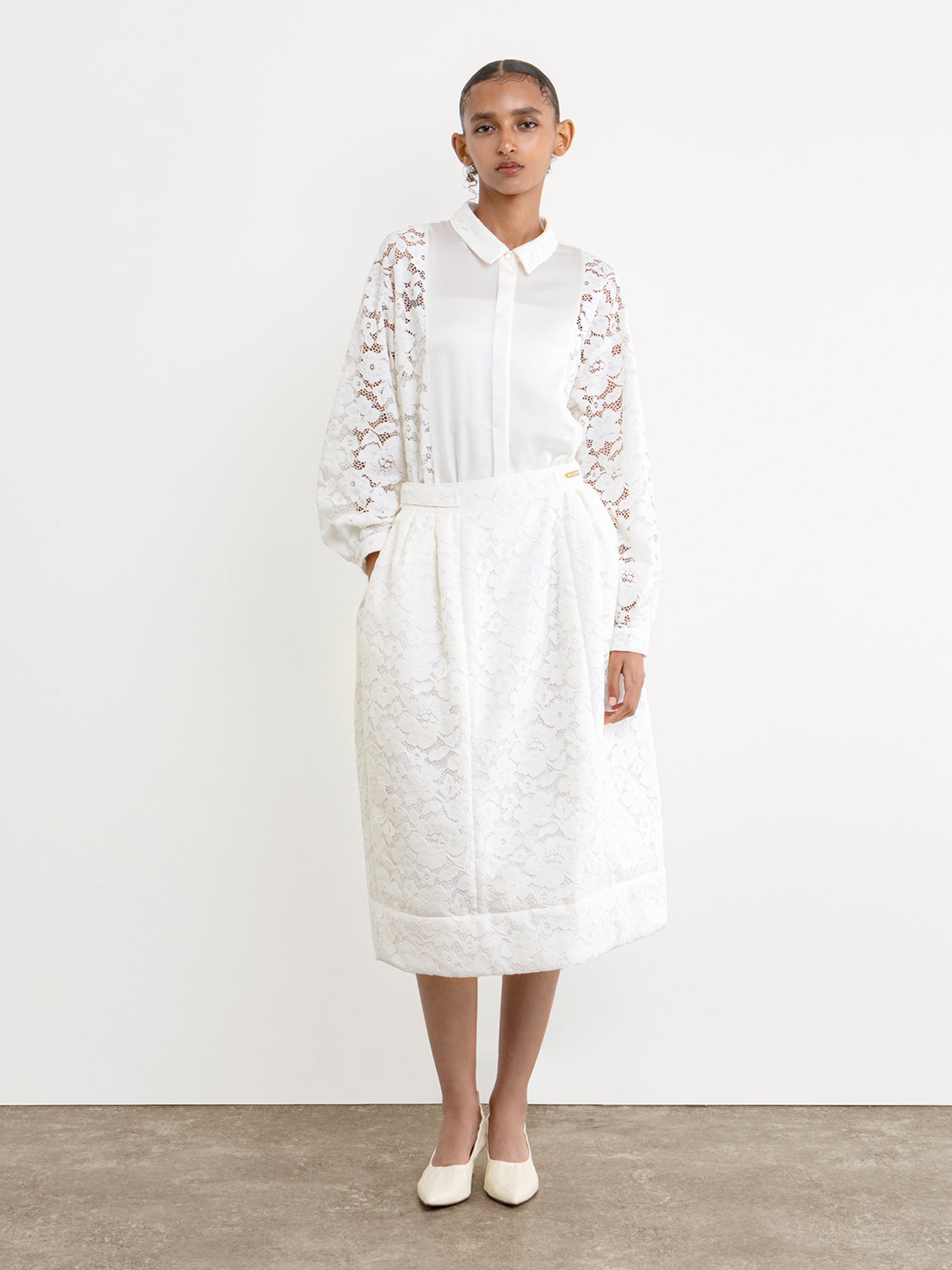 モデル身長177cm、着用サイズ2、着用カラーWHITE