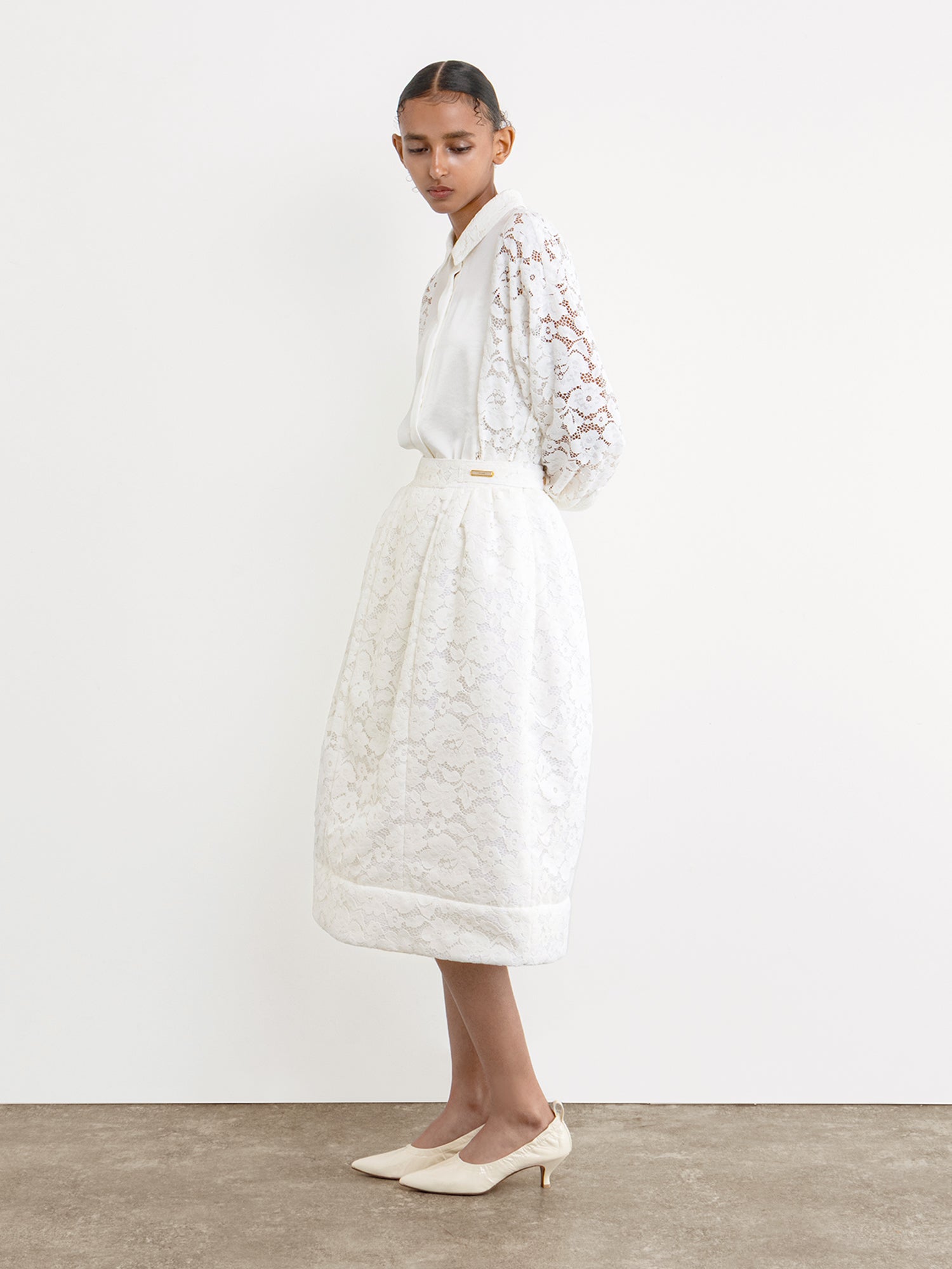 モデル身長177cm、着用サイズ2、着用カラーWHITE