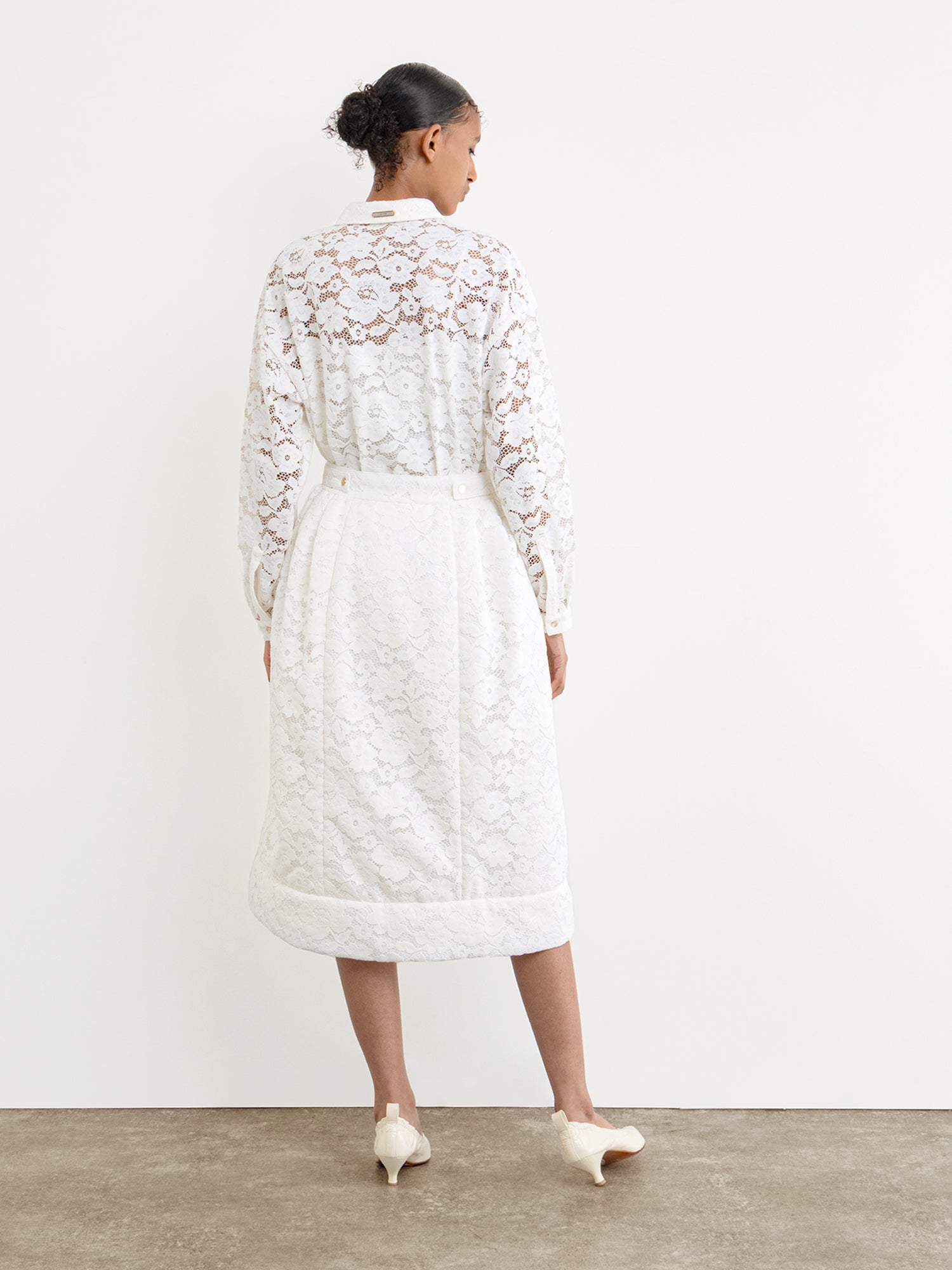 モデル身長177cm、着用サイズ2、着用カラーWHITE