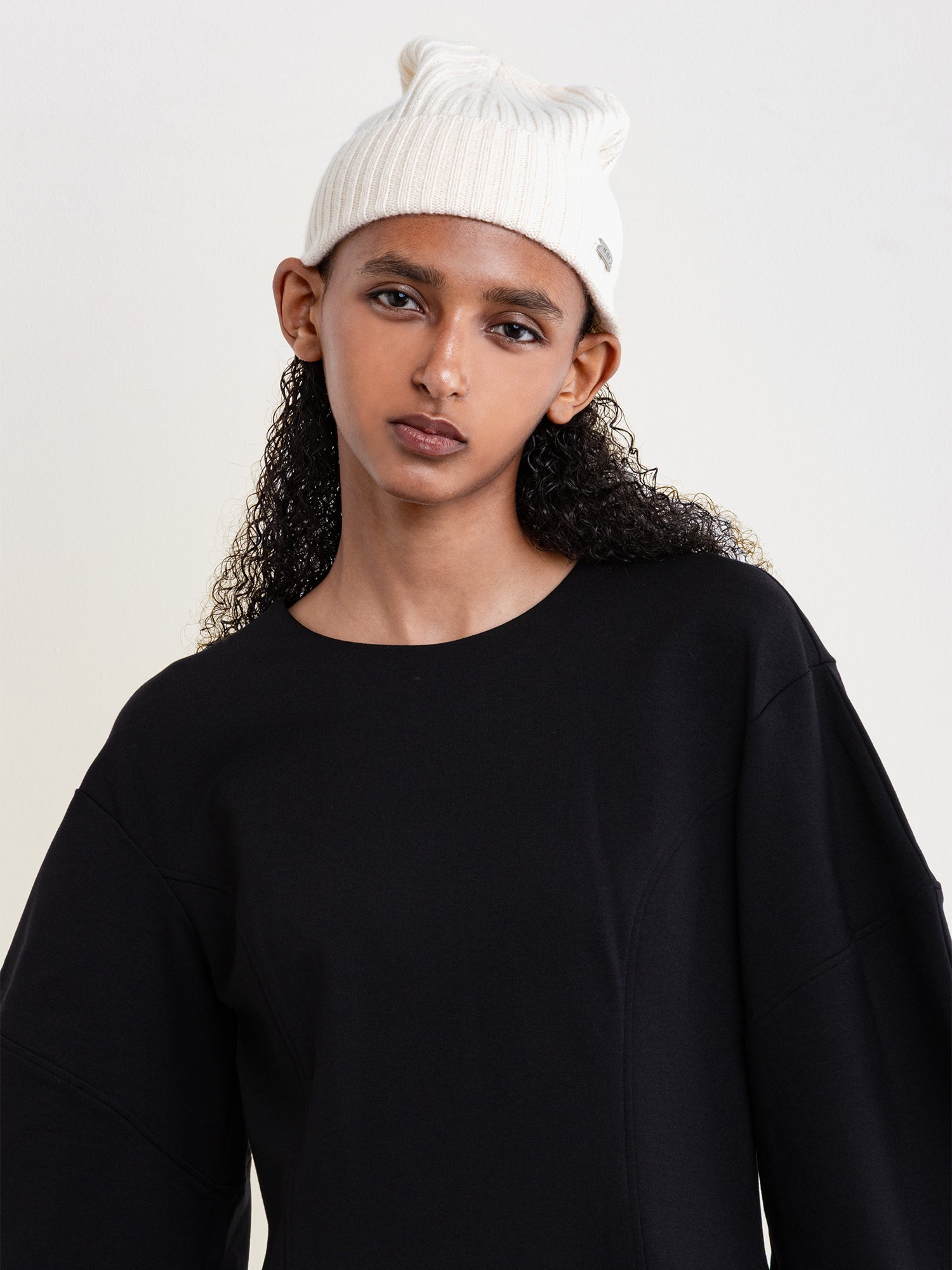 モデル身長177cm、着用サイズF、着用カラーWHITE