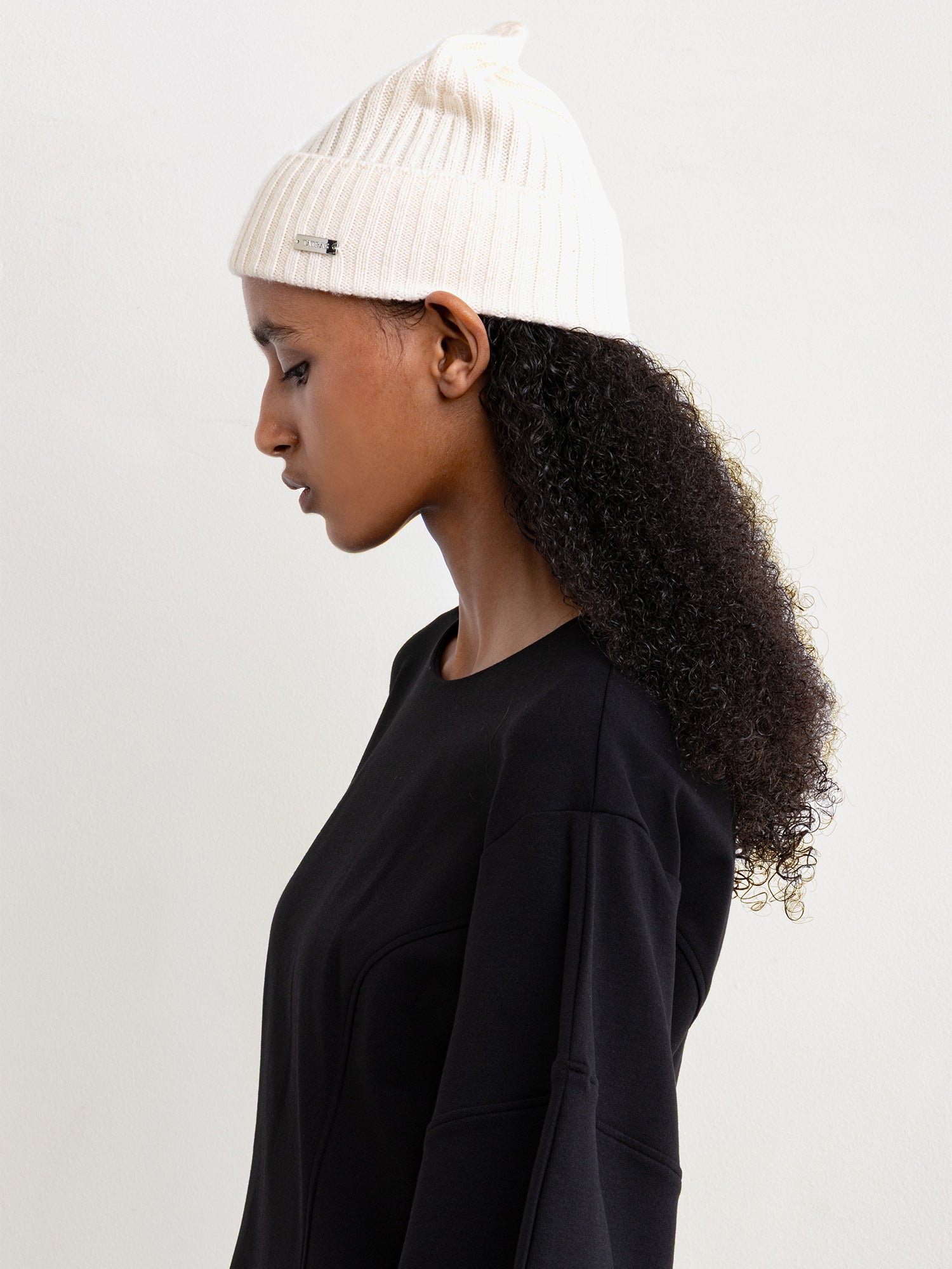 モデル身長177cm、着用サイズF、着用カラーWHITE