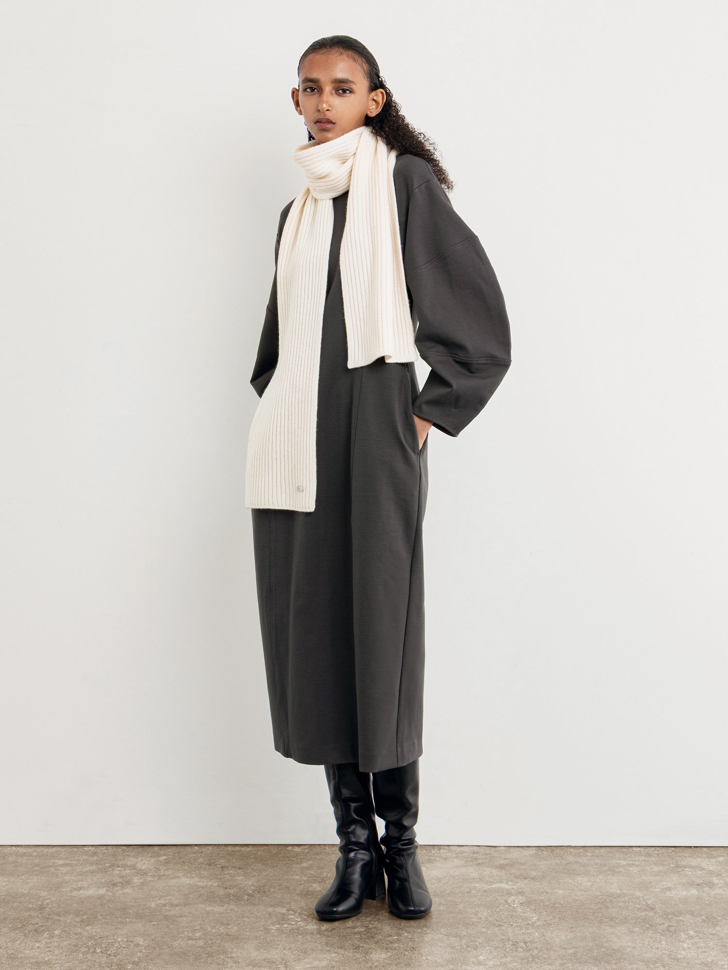 モデル身長177cm、着用サイズF、着用カラーWHITE