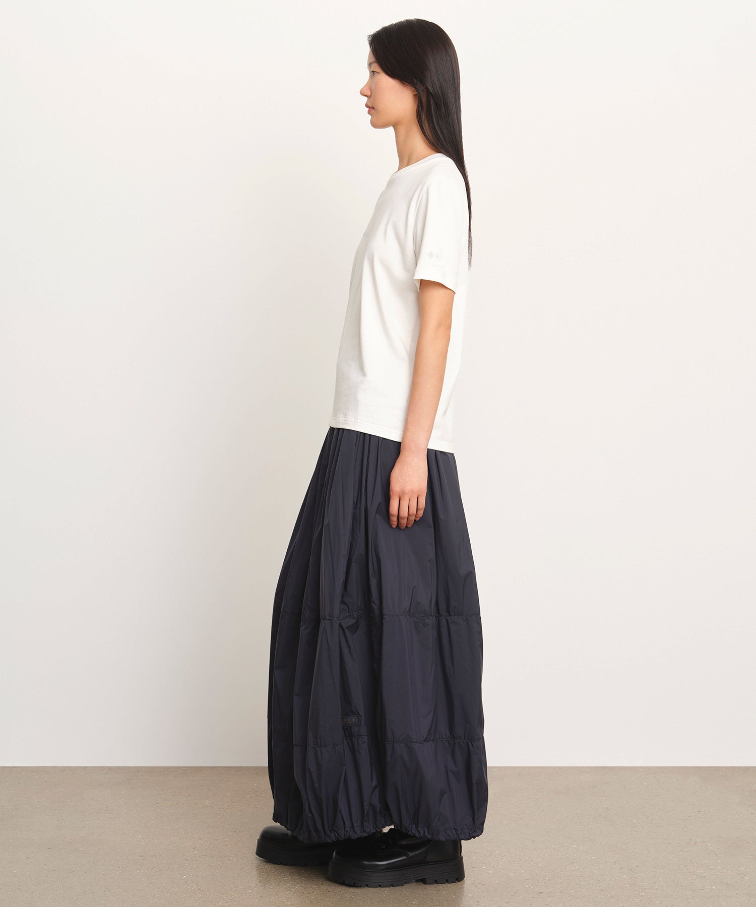 モデル身長177cm、着用サイズ2、着用カラーWHITE
