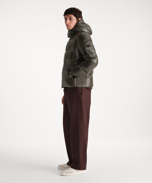 モデル身長185cm、着用サイズ3、着用カラーKHAKI