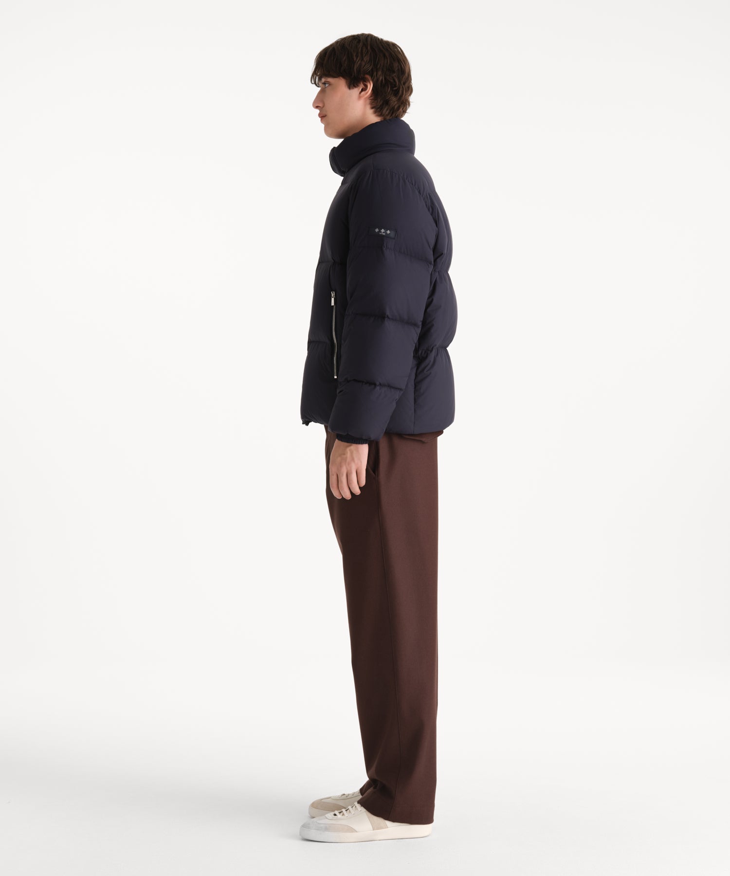 モデル身長190cm、着用サイズ3、着用カラーNAVY