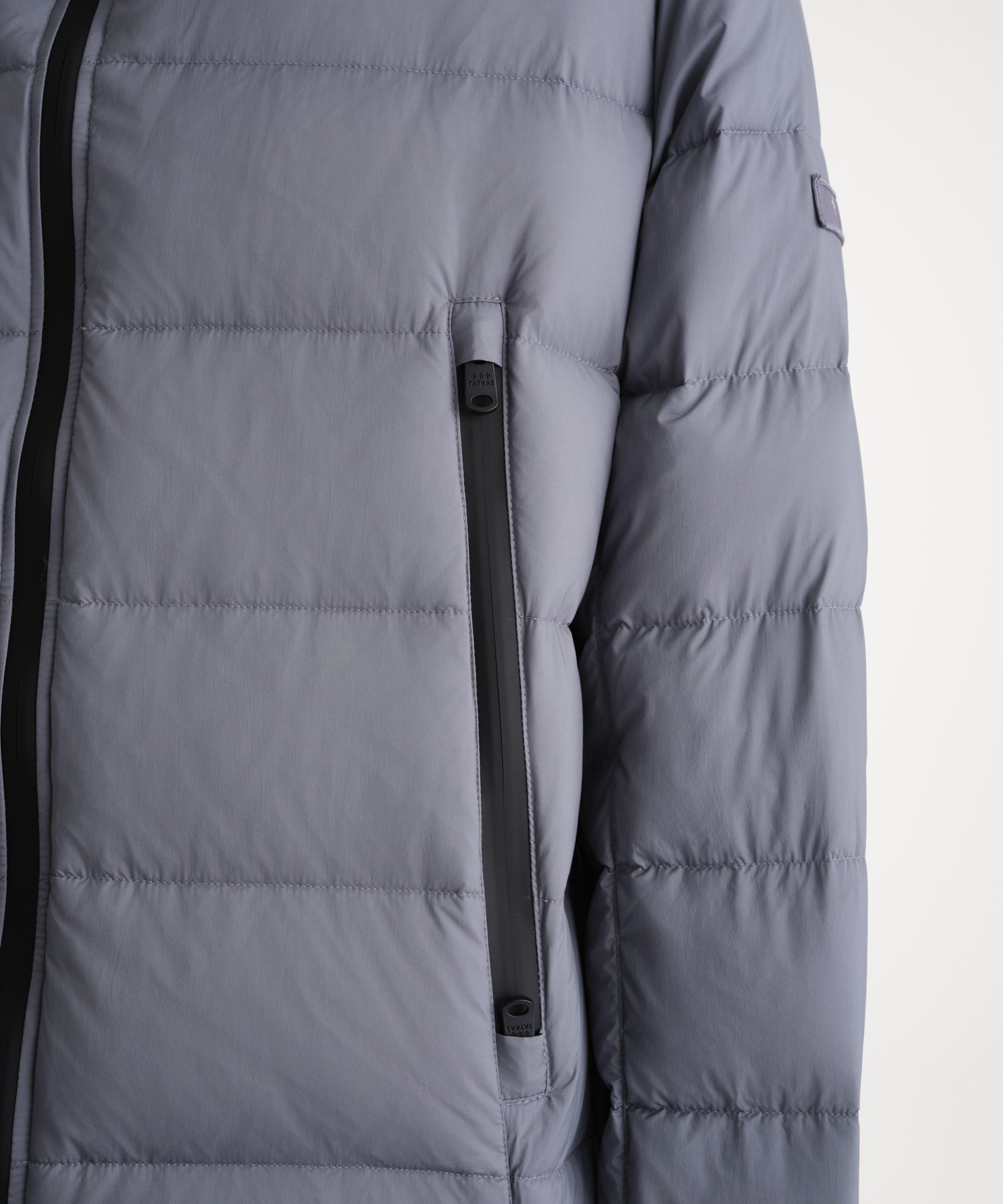 モデル身長186cm、着用サイズ3、着用カラーGRAY