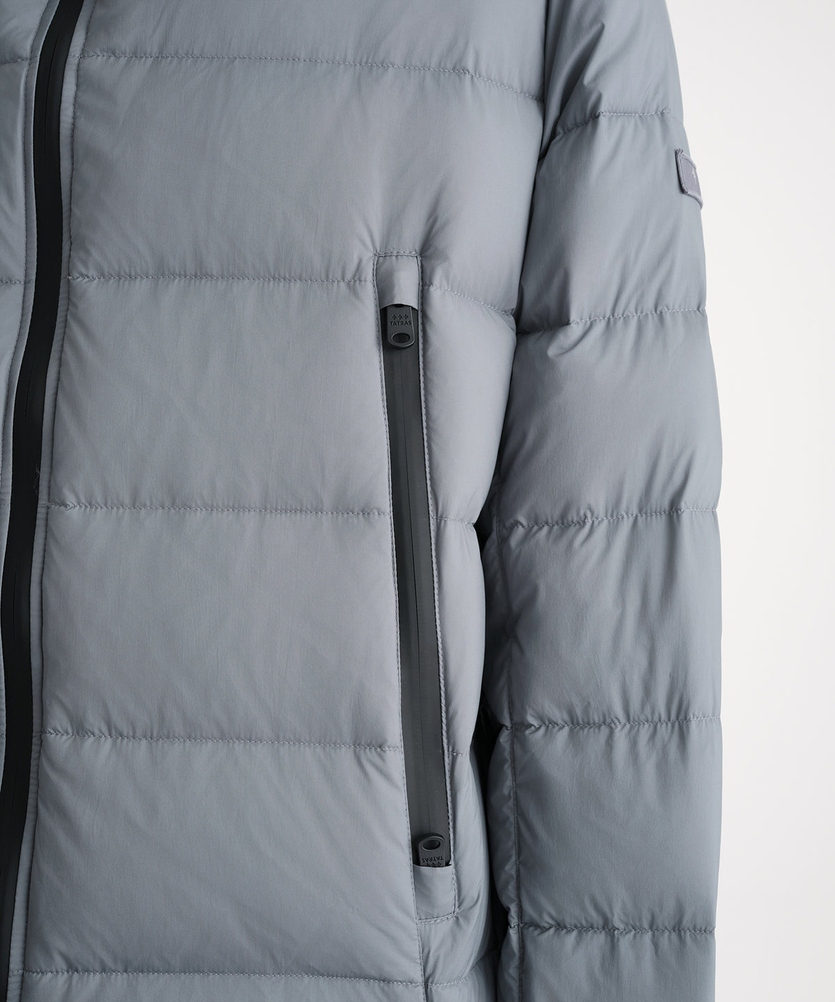 モデル身長186cm、着用サイズ3、着用カラーGRAY
