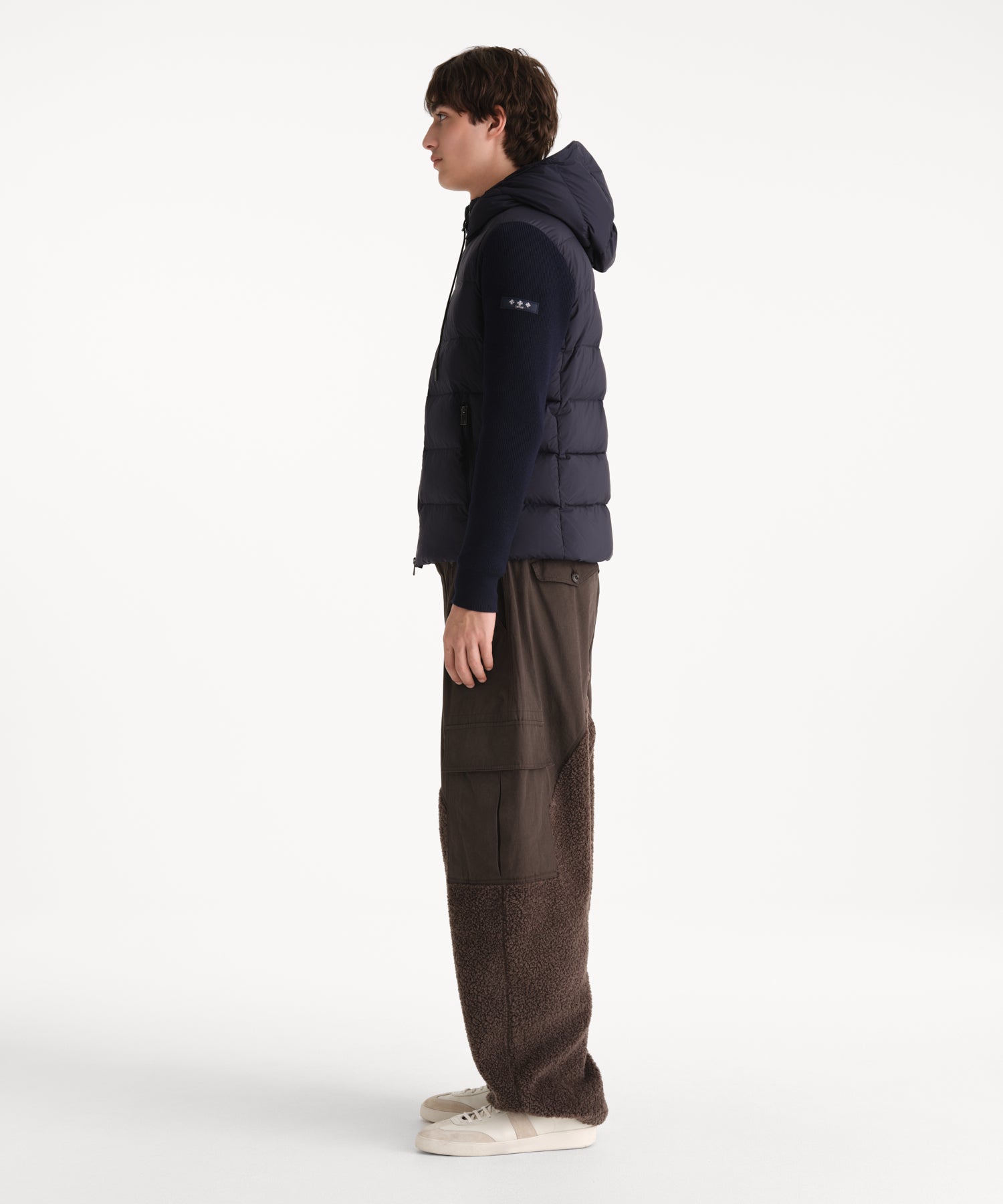モデル身長190cm、着用サイズ3、着用カラーNAVY
