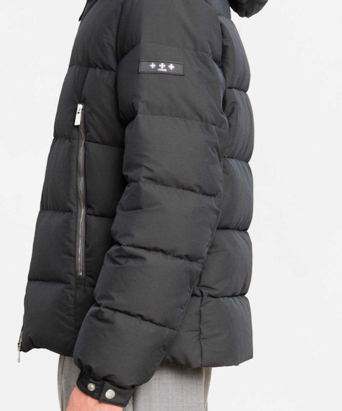モデル身長187cm、着用サイズ3、着用カラーC.GRAY