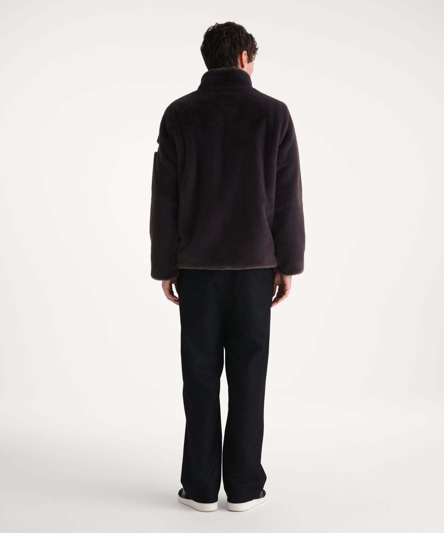モデル身長185cm、着用サイズ3、着用カラーC.GRAY