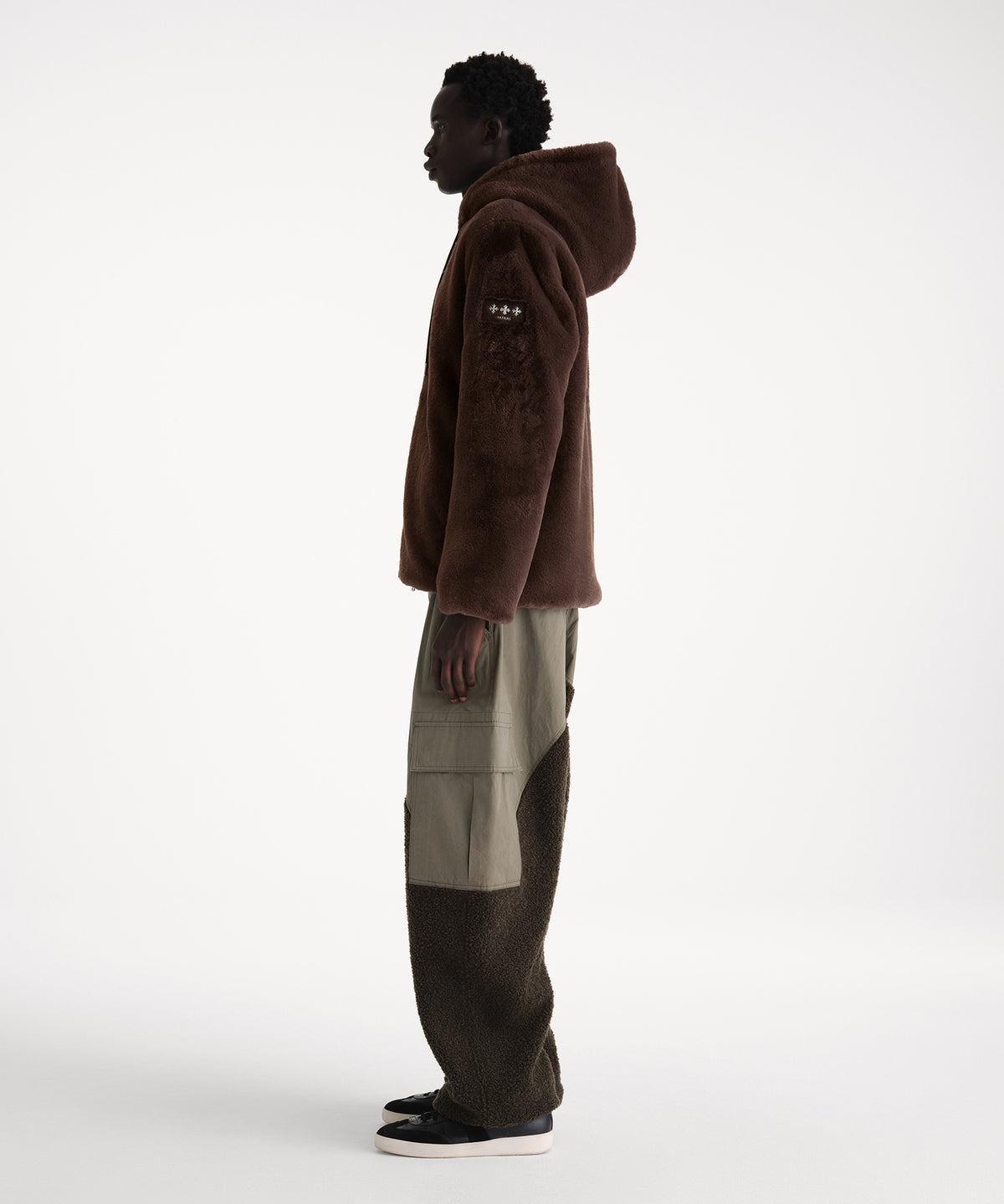 モデル身長186cm、着用サイズ3、着用カラーBROWN