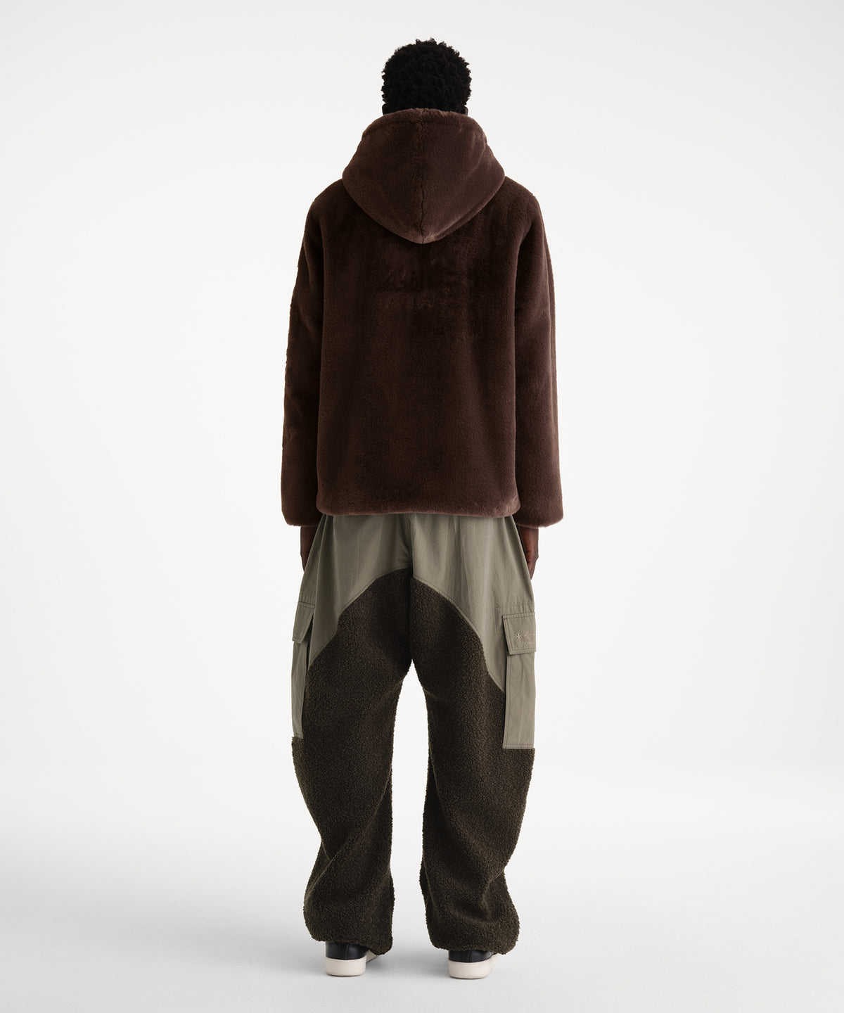モデル身長186cm、着用サイズ3、着用カラーBROWN