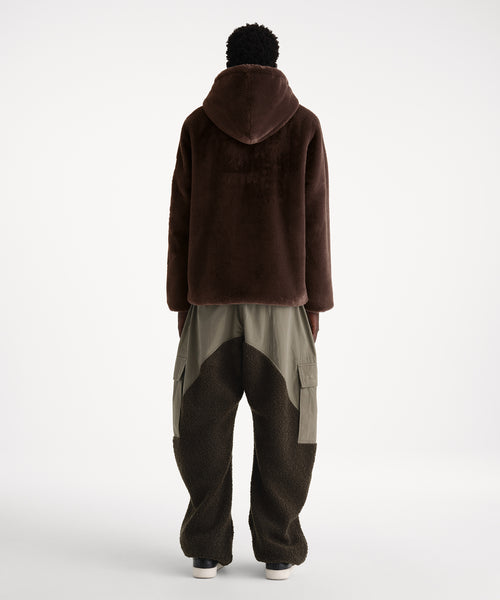 モデル身長186cm、着用サイズ3、着用カラーBROWN