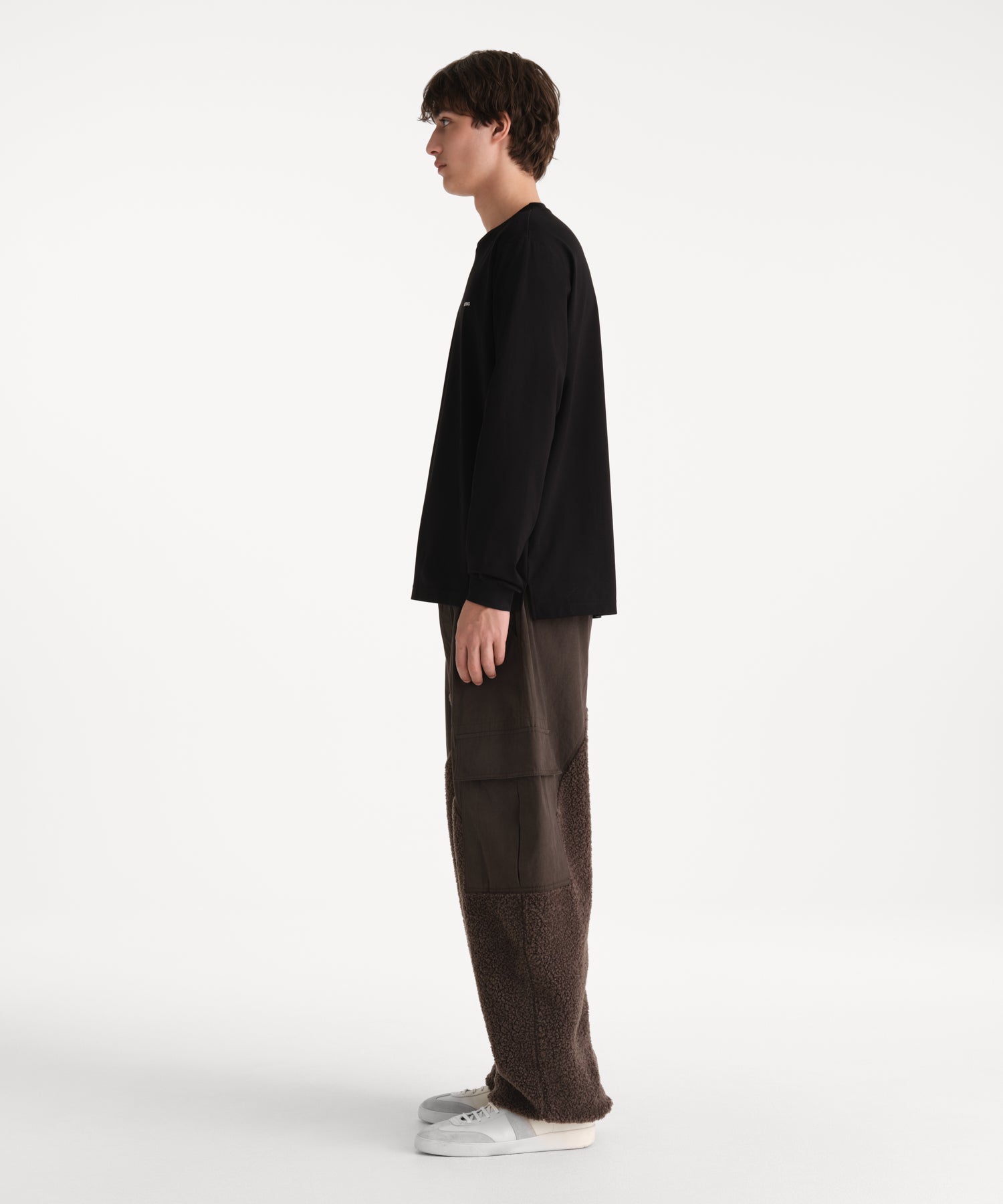 モデル身長190cm、着用サイズ3、着用カラーBLACK