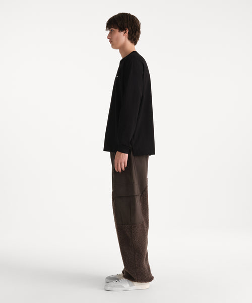 モデル身長190cm、着用サイズ3、着用カラーBLACK