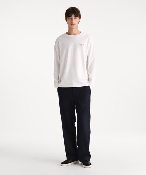モデル身長190cm、着用サイズ3、着用カラーWHITE