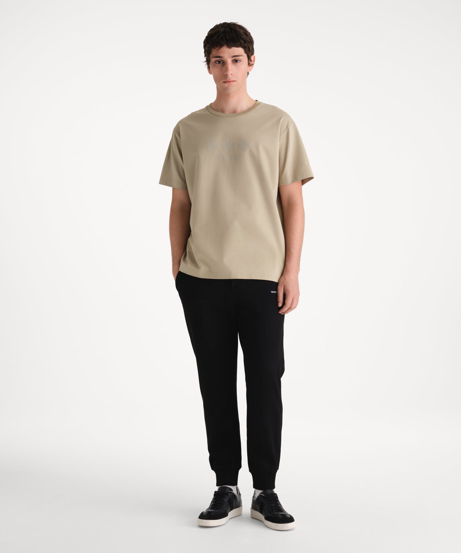 モデル身長185cm、着用サイズ3、着用カラーBEIGE