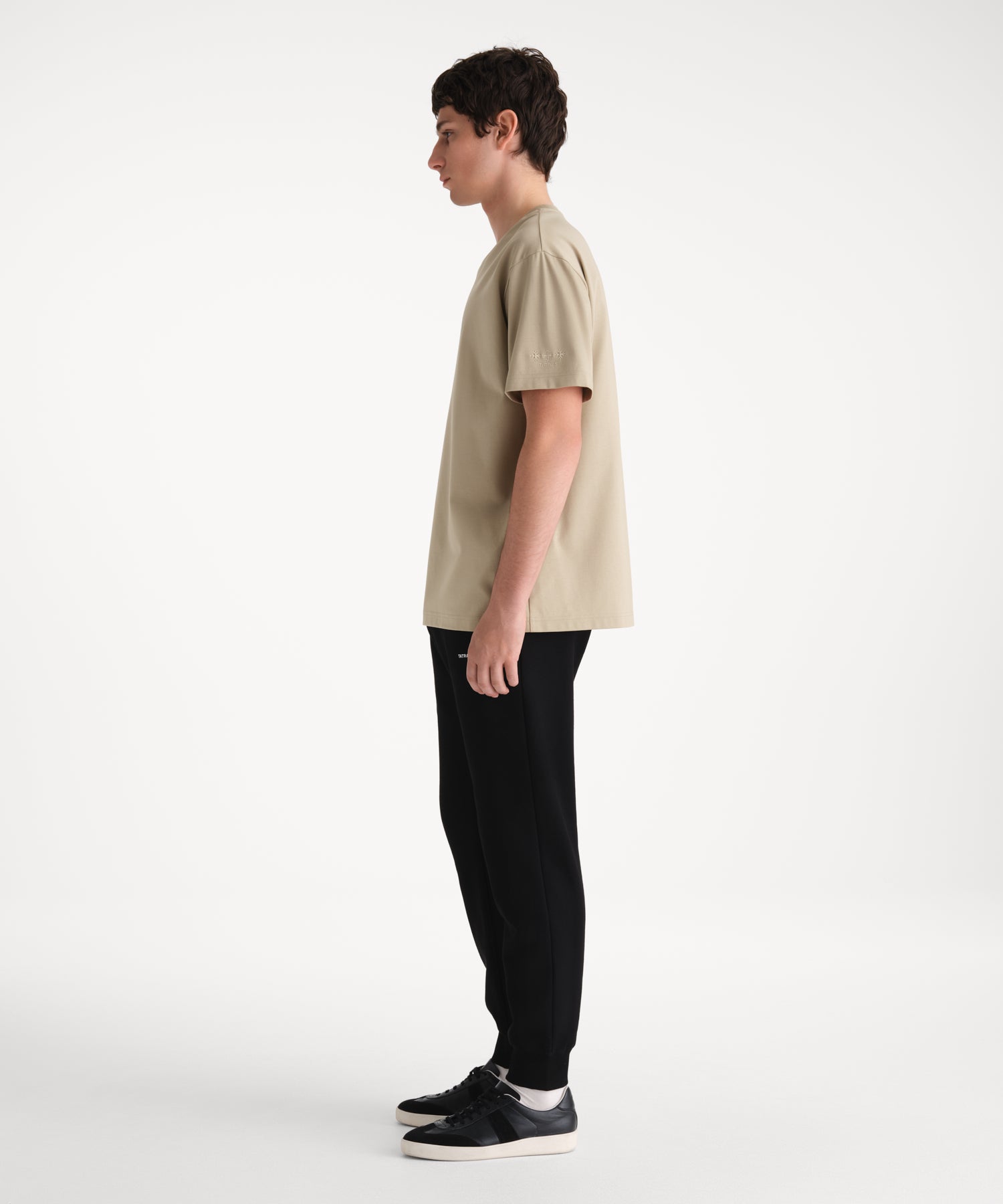 モデル身長185cm、着用サイズ3、着用カラーBEIGE