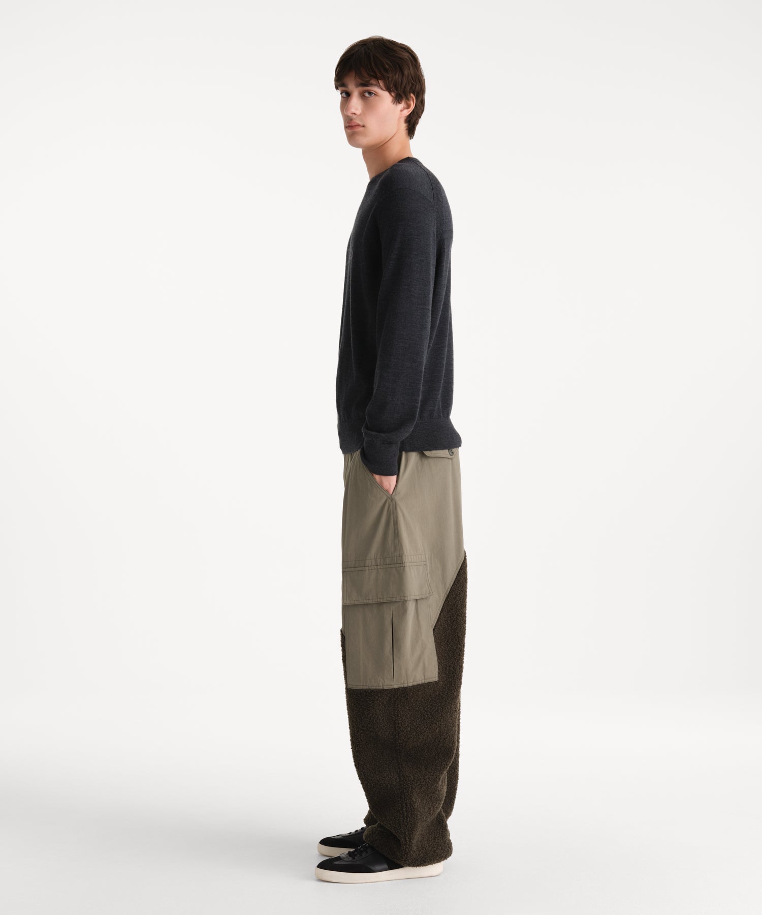 モデル身長190cm、着用サイズ3、着用カラーC.GRAY