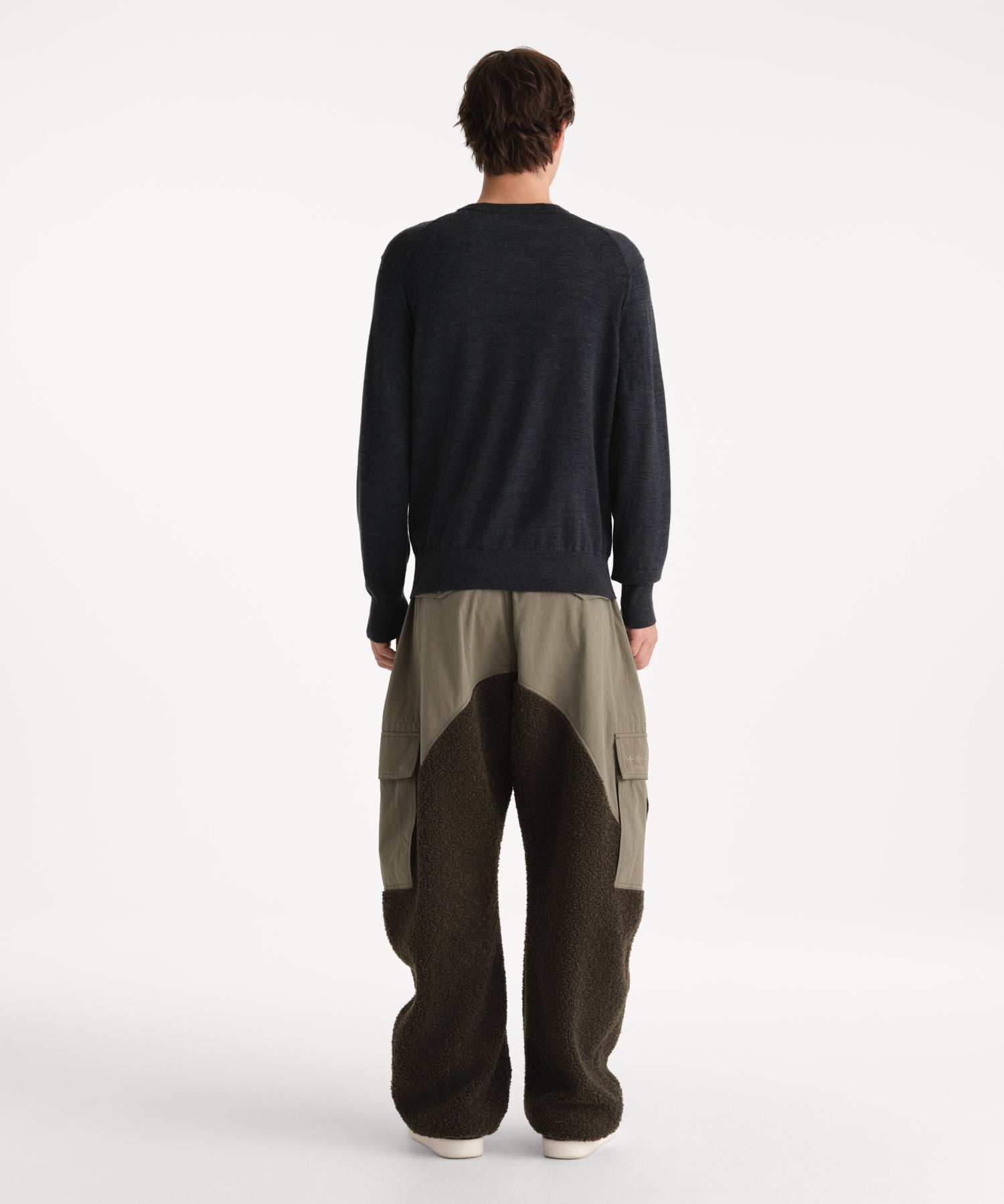 モデル身長190cm、着用サイズ3、着用カラーC.GRAY