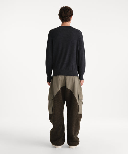モデル身長190cm、着用サイズ3、着用カラーC.GRAY