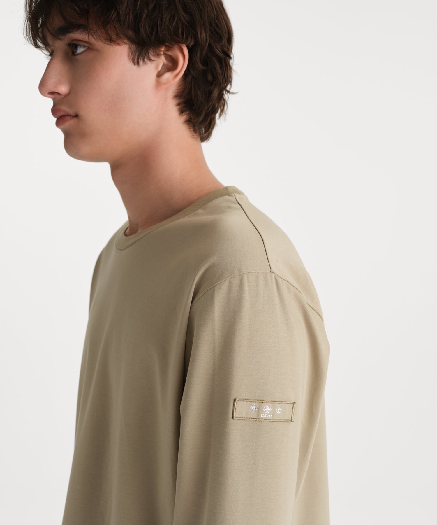 モデル身長190cm、着用サイズ3、着用カラーBEIGE
