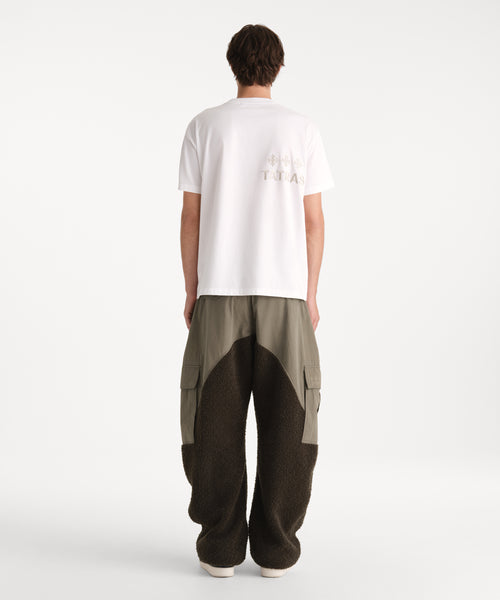 モデル身長190cm、着用サイズ3、着用カラーWHITE