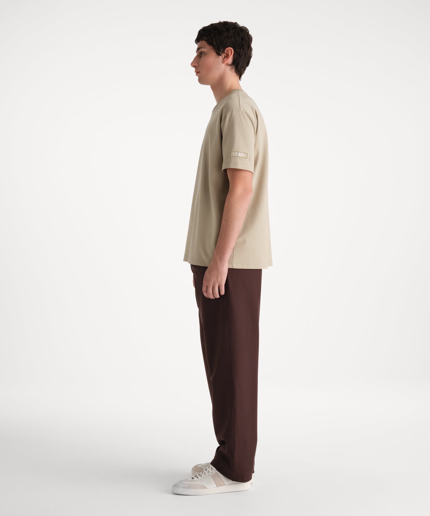 モデル身長185cm、着用サイズ3、着用カラーBEIGE