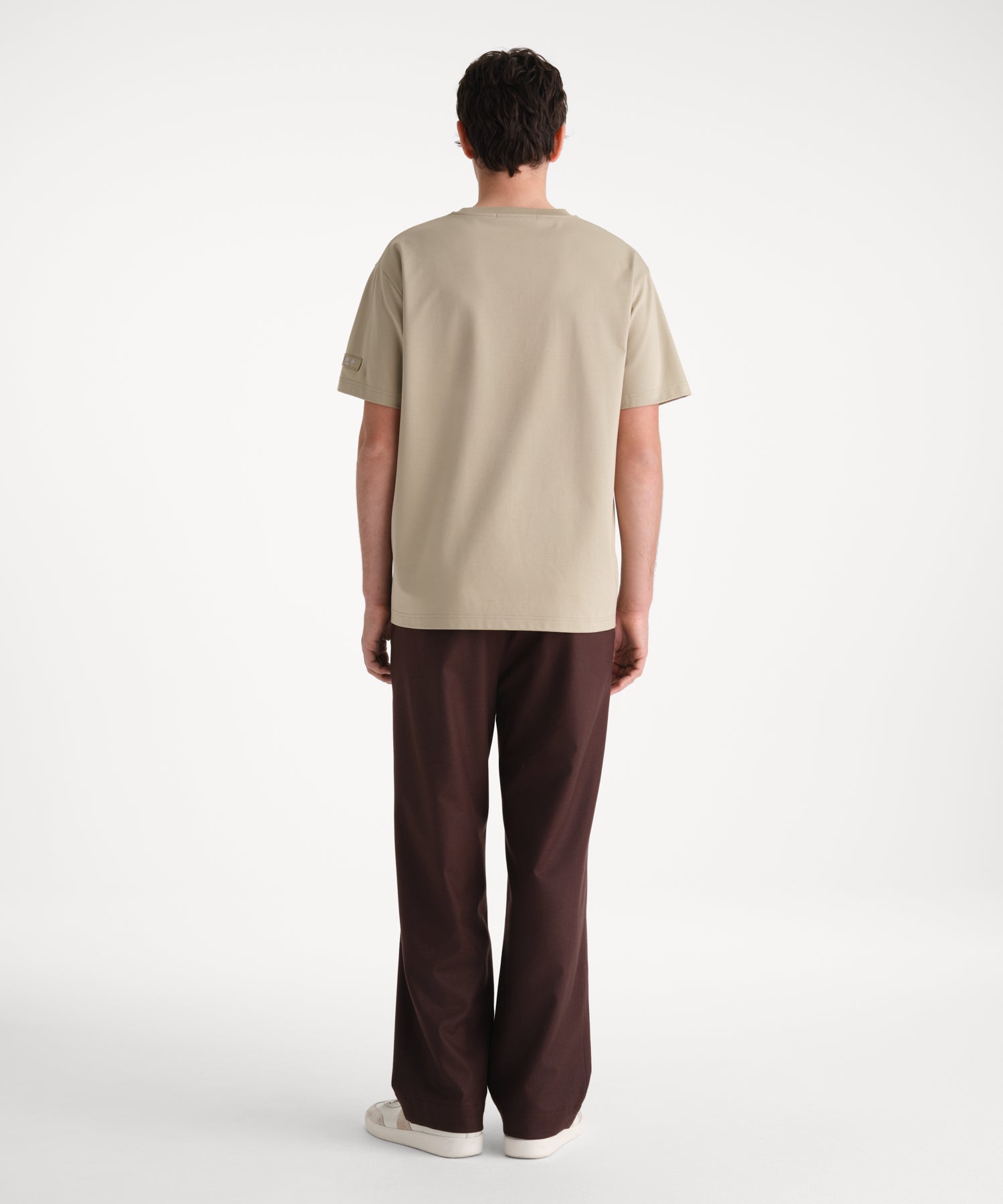 モデル身長185cm、着用サイズ3、着用カラーBEIGE