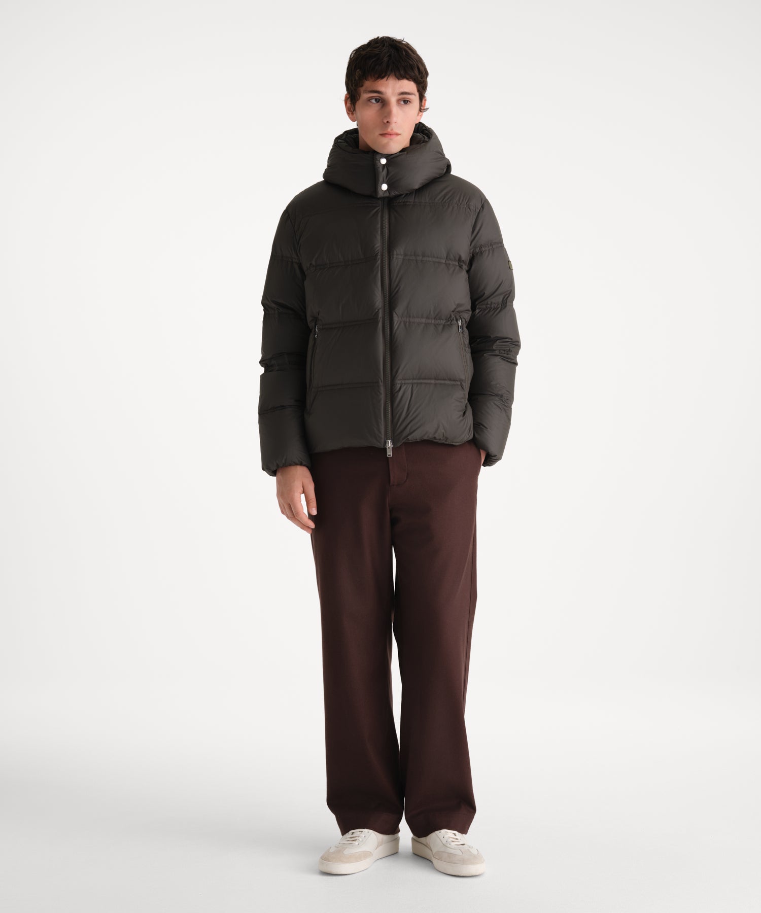 モデル身長185cm、着用サイズ3、着用カラーKHAKI