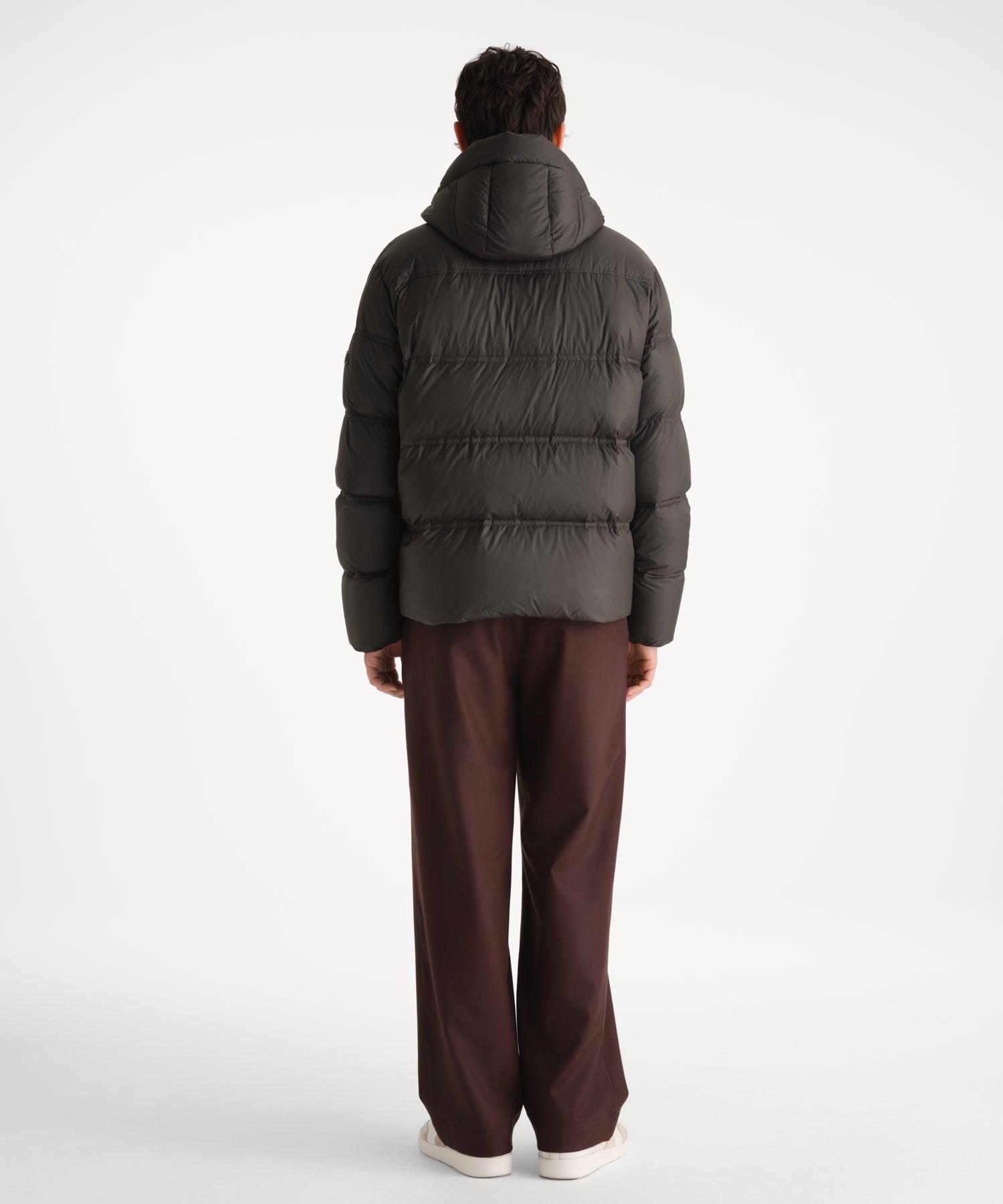 モデル身長185cm、着用サイズ3、着用カラーKHAKI