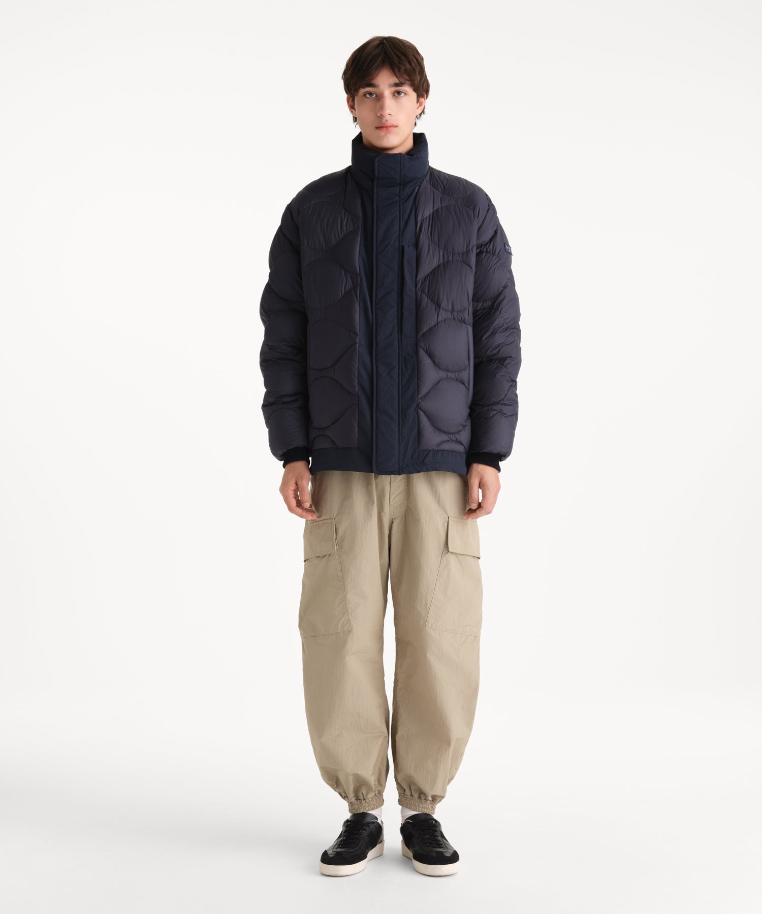 モデル身長190cm、着用サイズ3、着用カラーNAVY