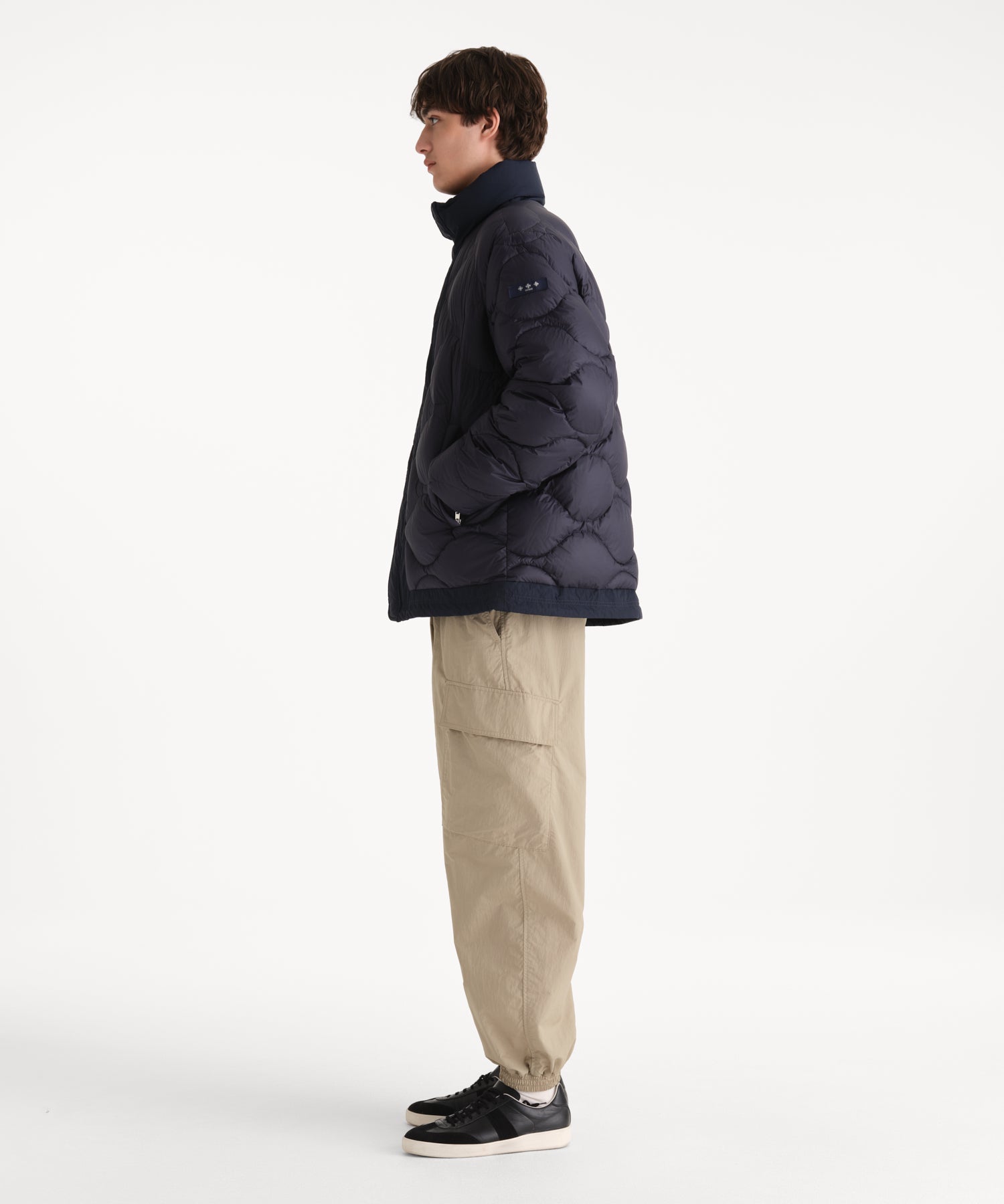 モデル身長190cm、着用サイズ3、着用カラーNAVY