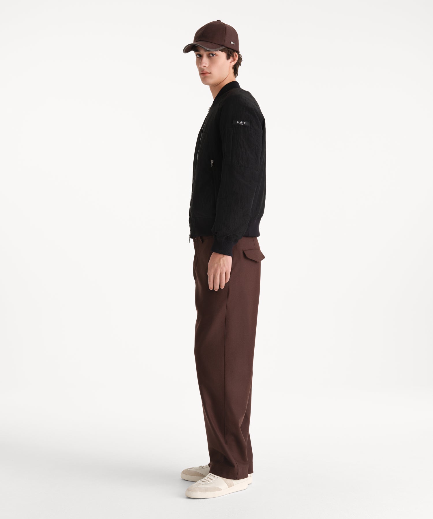 モデル身長190cm、着用サイズ3、着用カラーBLACK