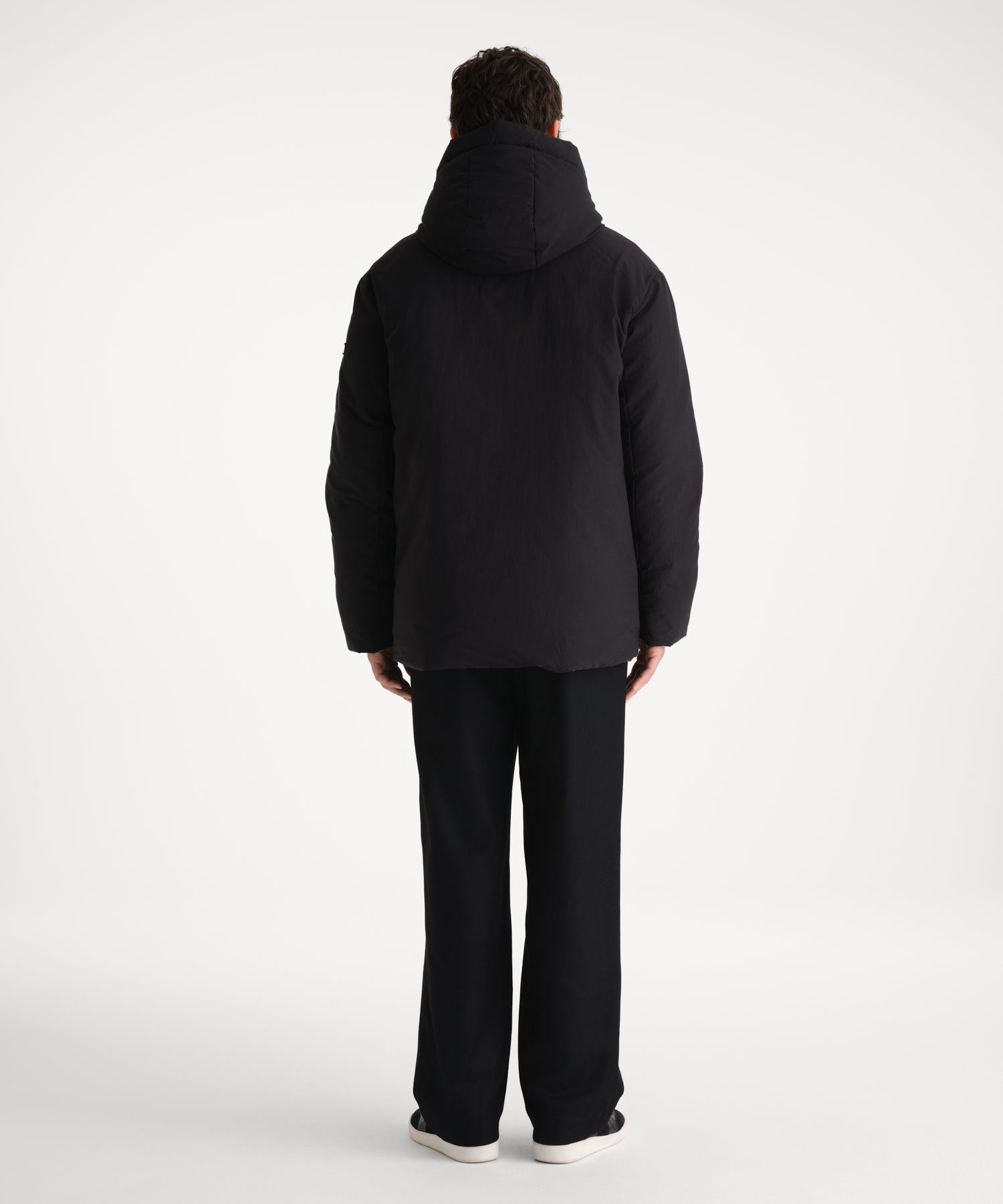 モデル身長185cm、着用サイズ3、着用カラーBLACK