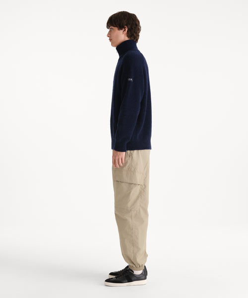 モデル身長190cm、着用サイズ3、着用カラーNAVY