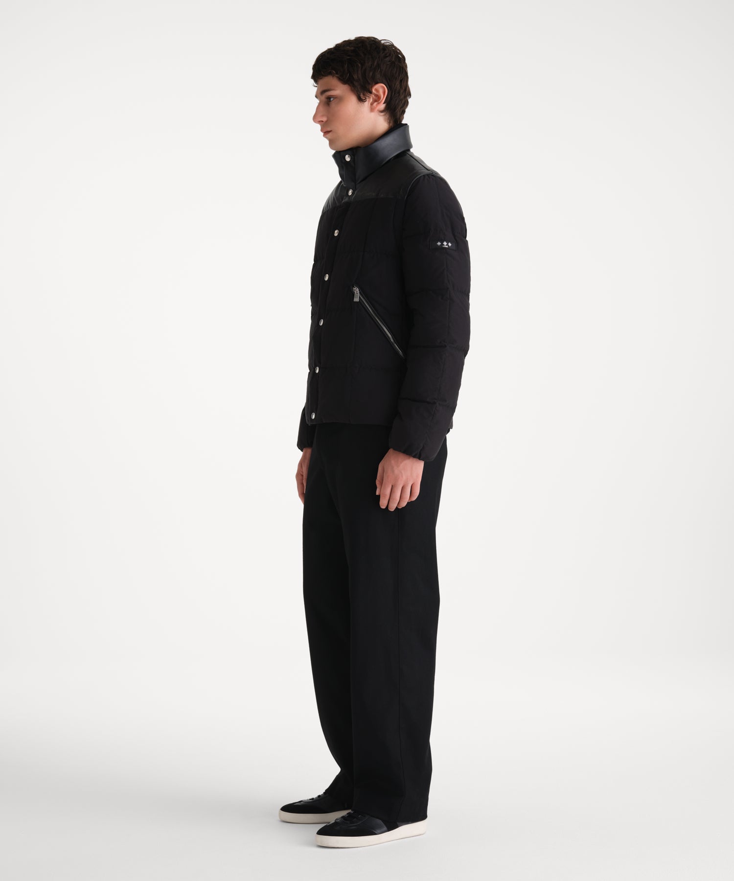 モデル身長185cm、着用サイズ3、着用カラーBLACK