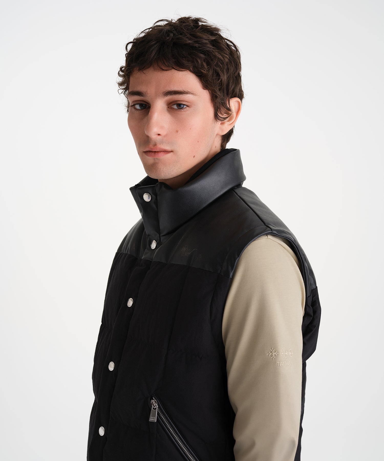 モデル身長185cm、着用サイズ3、着用カラーBLACK