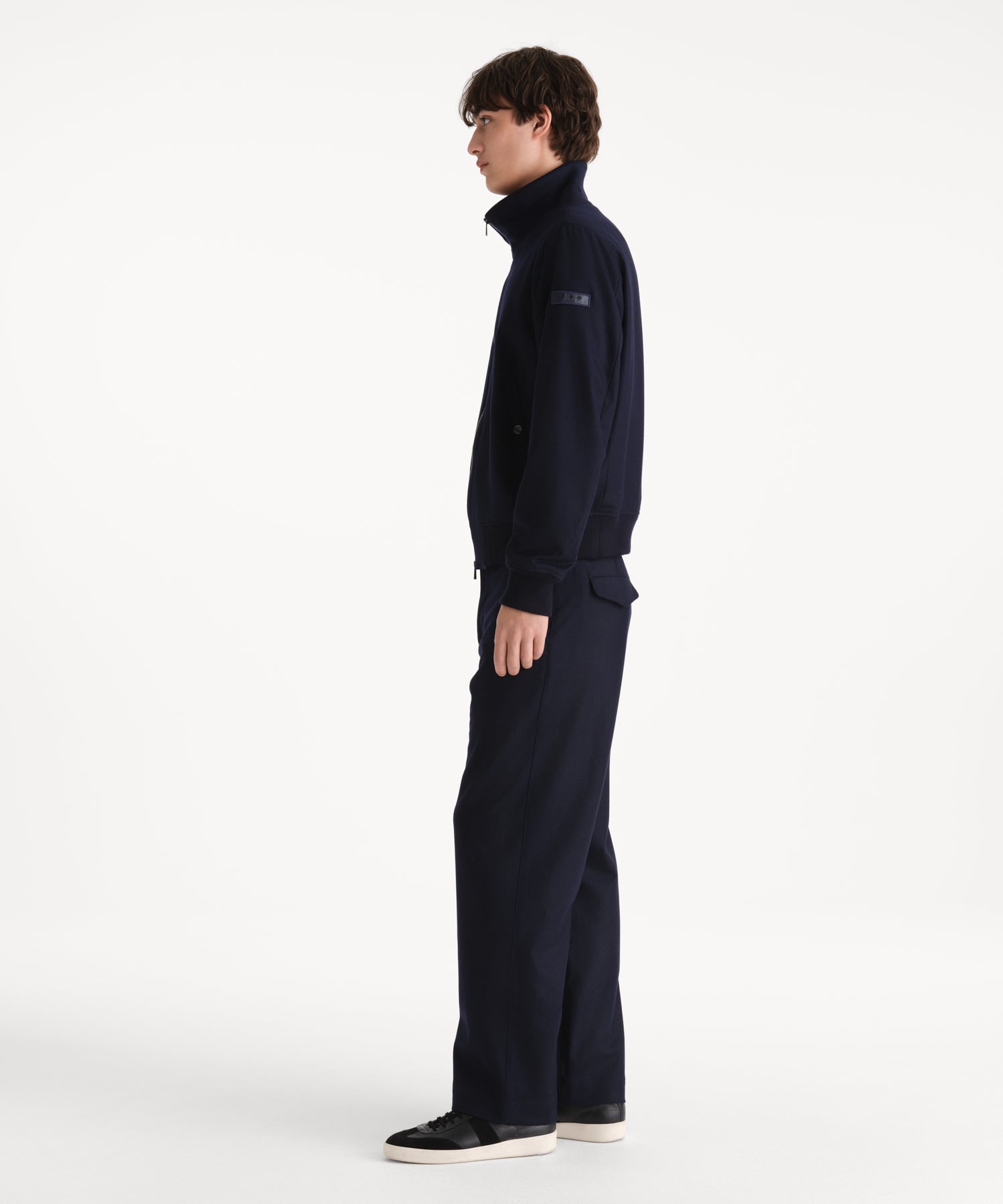 モデル身長190cm、着用サイズ3、着用カラーNAVY
